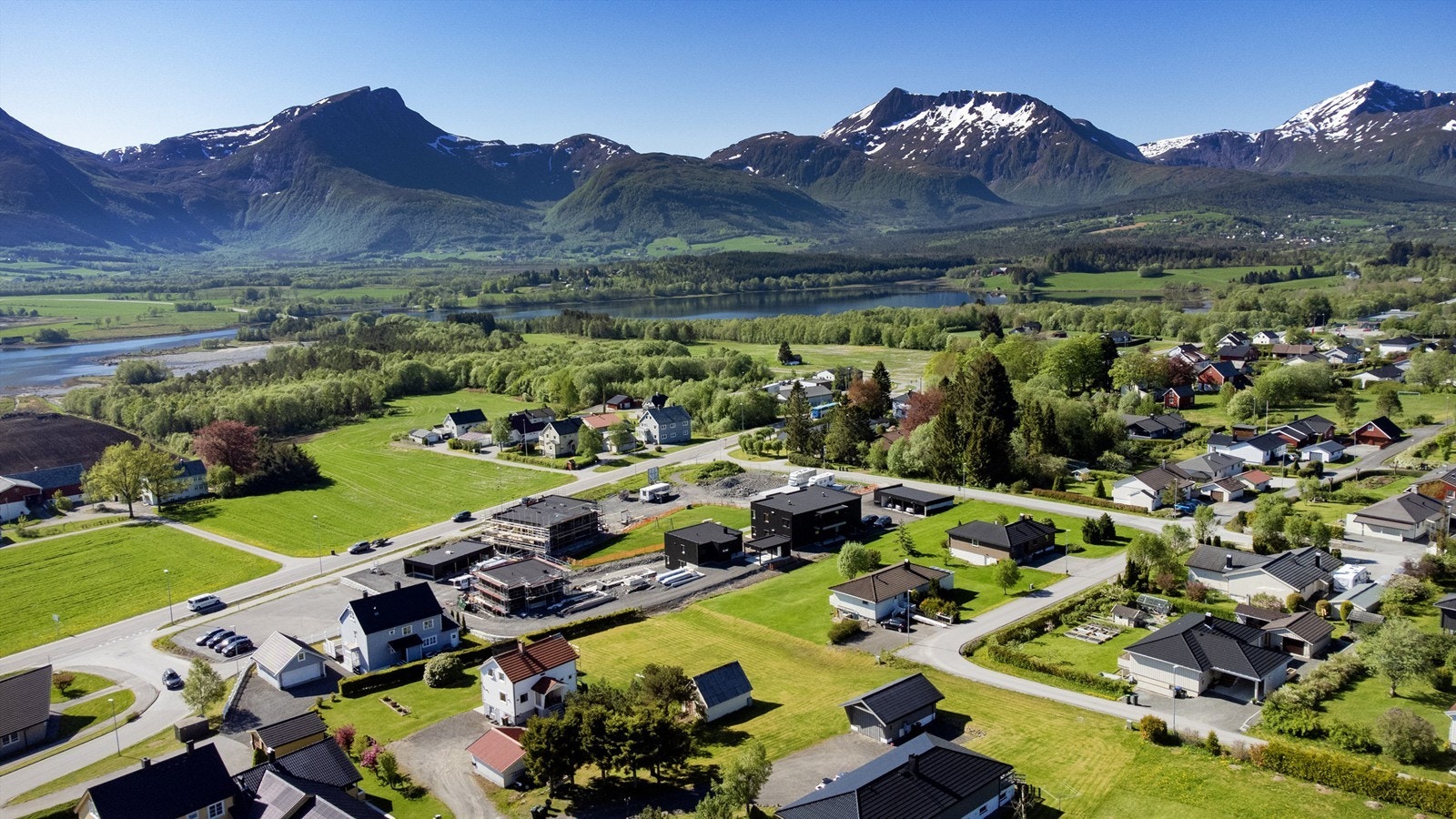 Velkommen til denne sentrale tomten i Slettavegen med flott beliggenhet midt i Eide sentrum. Galleribilde