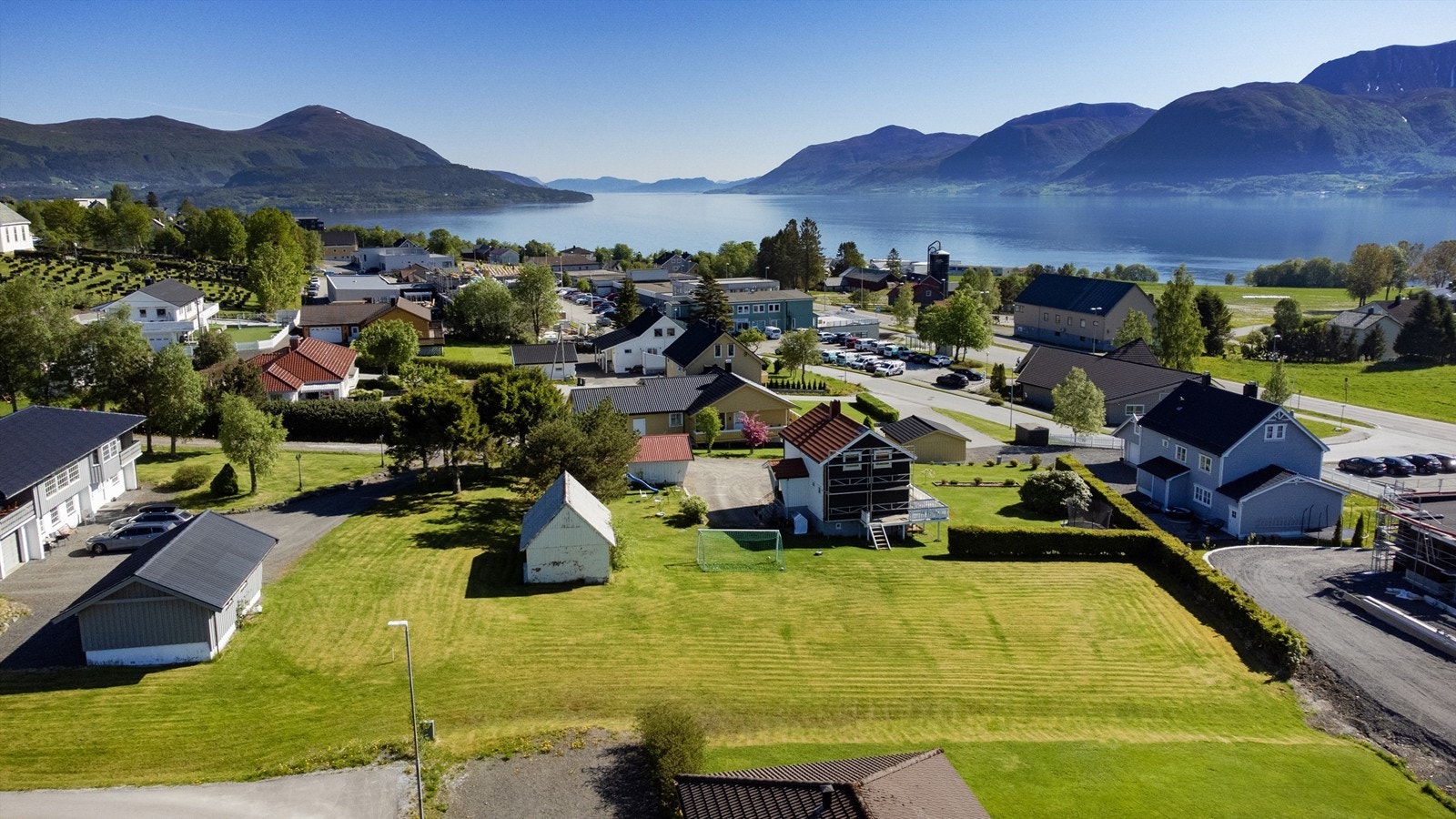 Det er kort vei til det meste av servicefasiliteter, samt skole og barnehage. Galleribilde