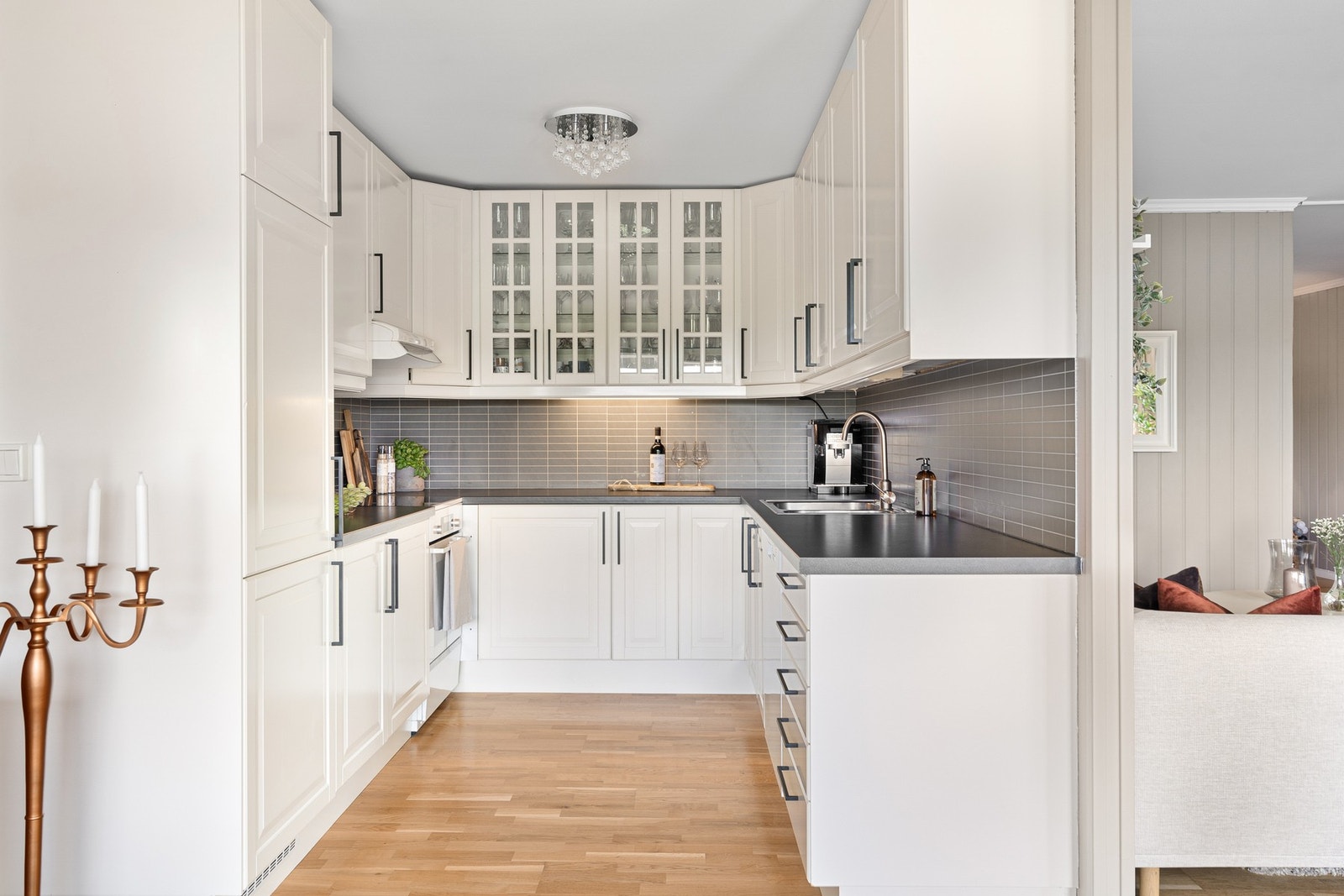 Moderne og praktisk kjøkken med godt med skap- og benkeplass. Galleribilde