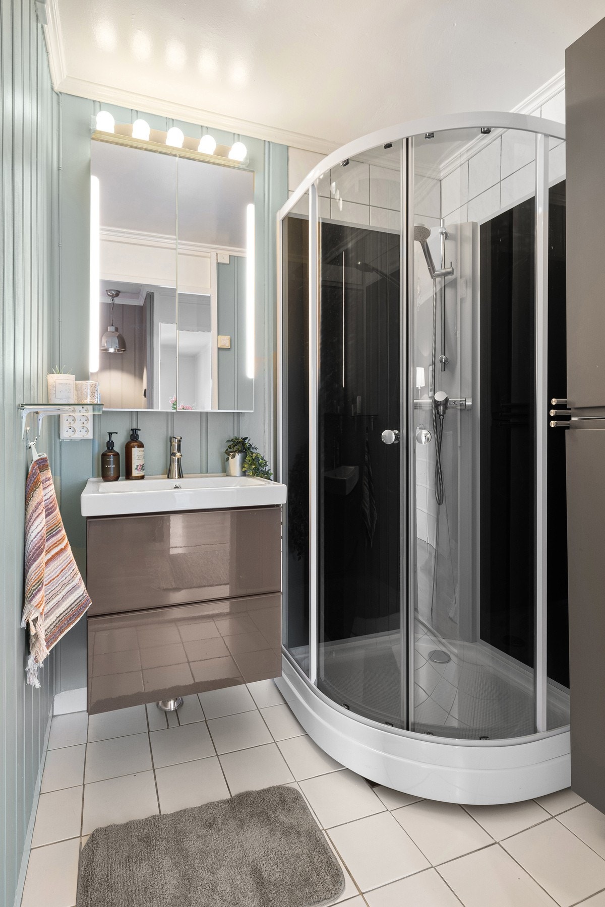 Bad i tidsriktige farger med flislagt gulv med varme. Galleribilde