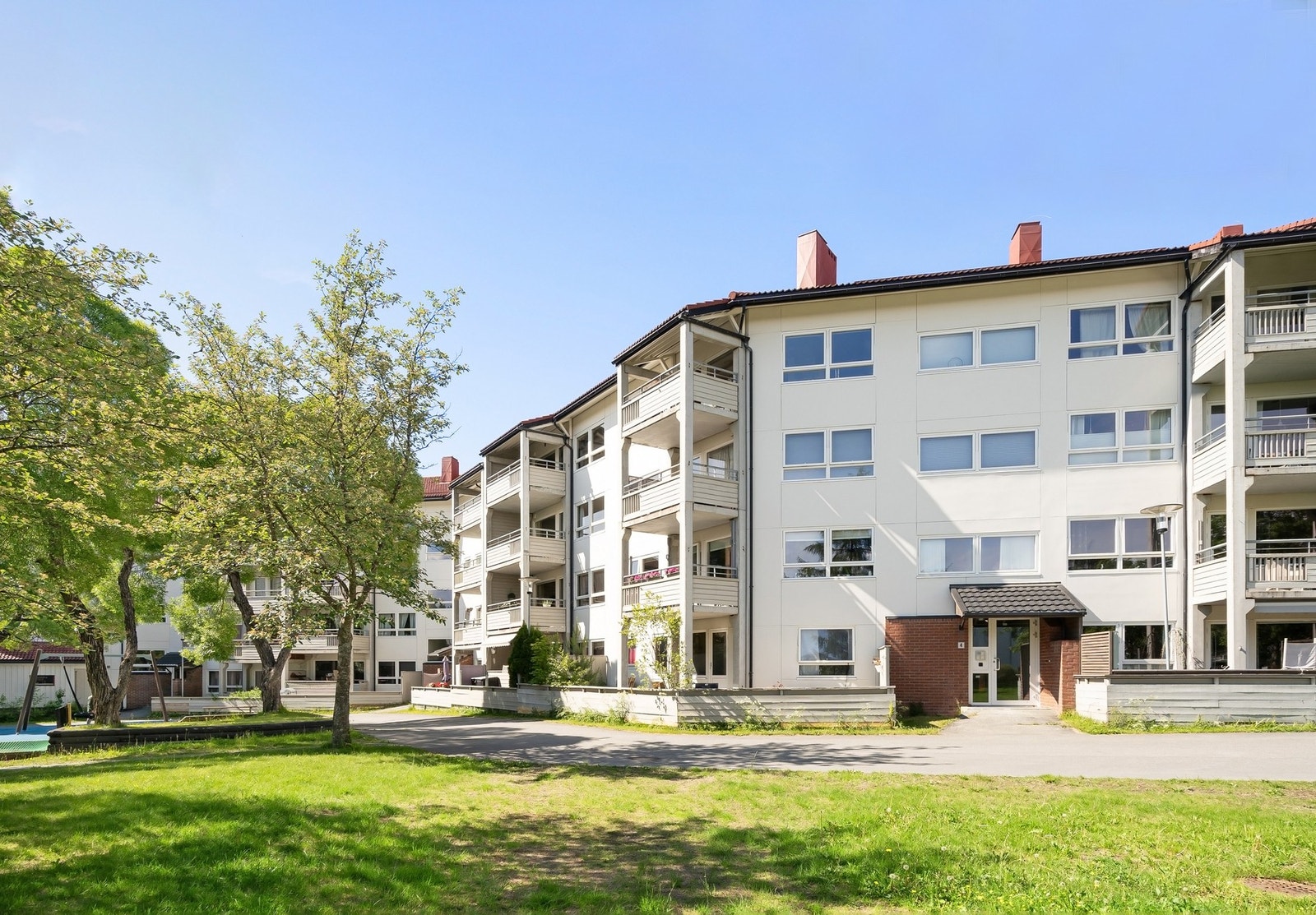 I nærheten er det et stort utvalg av servicefunksjoner og gode bussforbindelser med hyppige avganger inn til Trondheim sentrum. Galleribilde