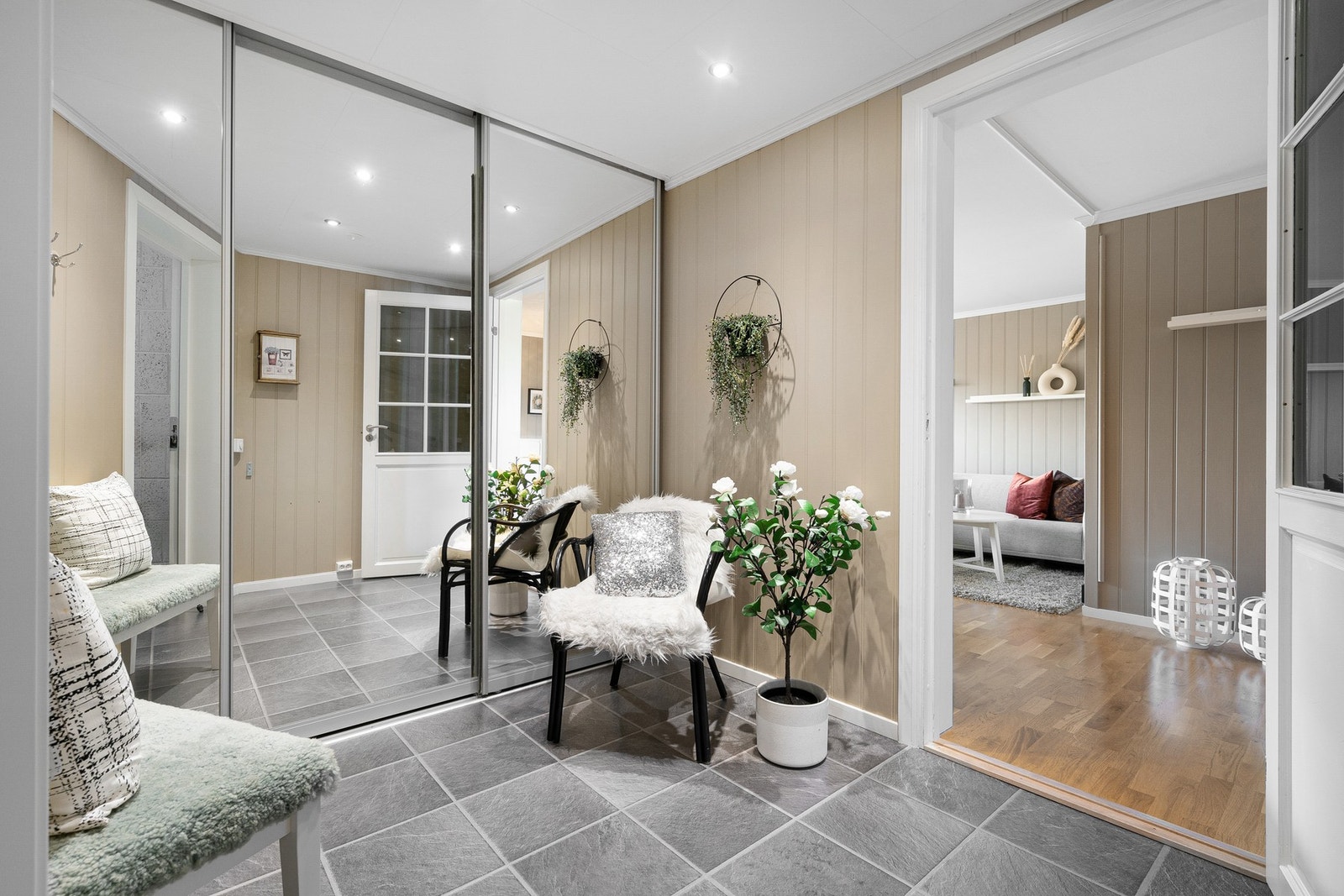 Stor og praktisk entré med skyvedørsgarderobe. Galleribilde