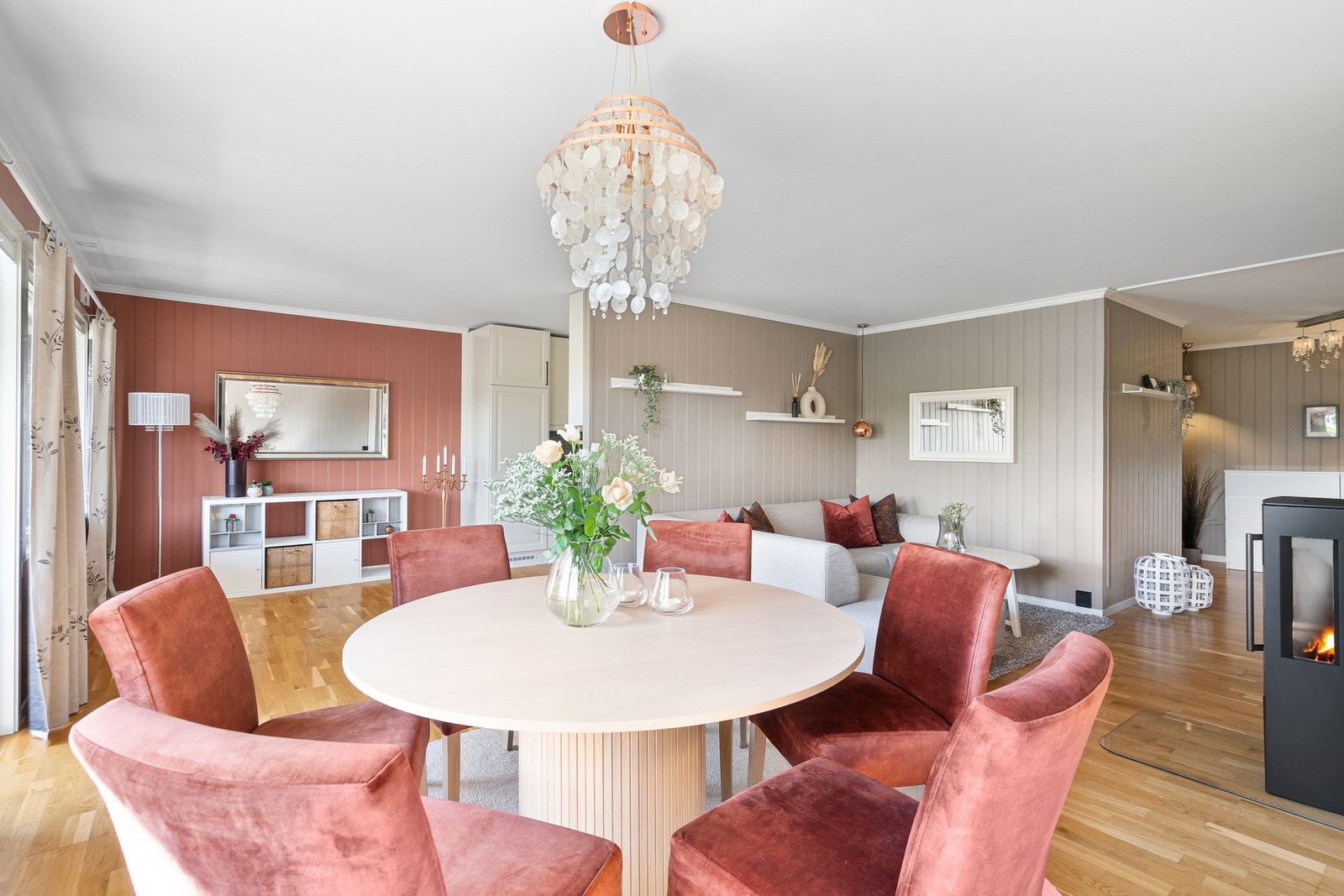 Boligen oppvarmes elektrisk og via vedfyring. Millovn styring app som bidrar til billigere strøm. Galleribilde