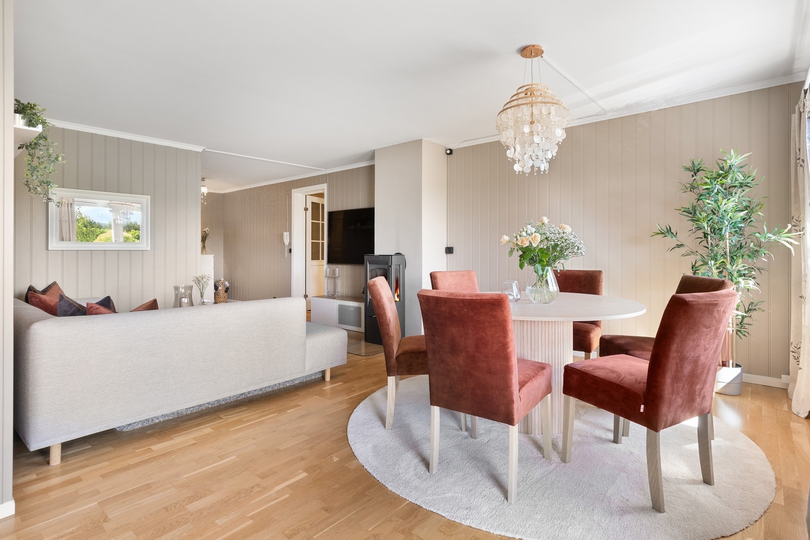 Stuen er på totalt 31 kvadratmeter og har god plass til sofagruppe og spisebord. Galleribilde