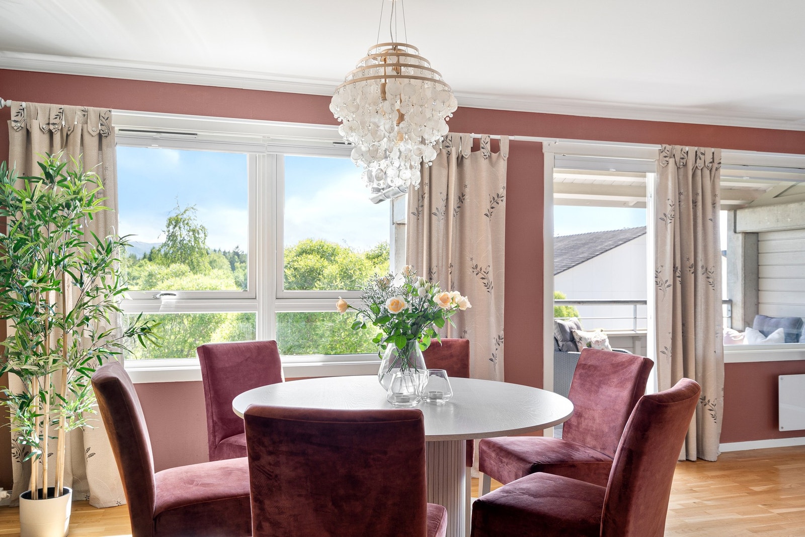 Store vindusflater gir et godt naturlig lysinnslipp og en god romfølelse. Galleribilde