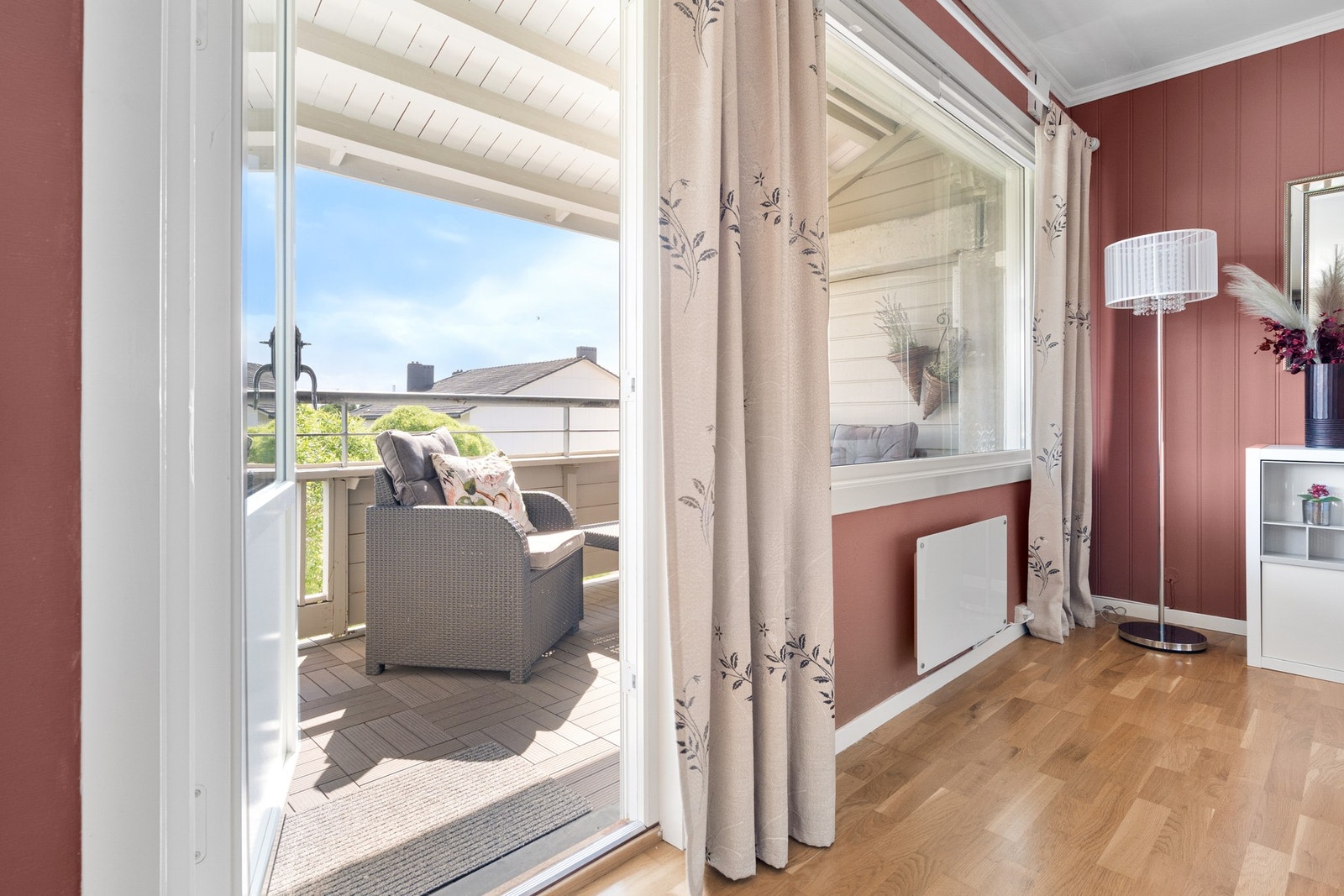 Med utgang fra stuen har man en flott og solrik balkong. Galleribilde