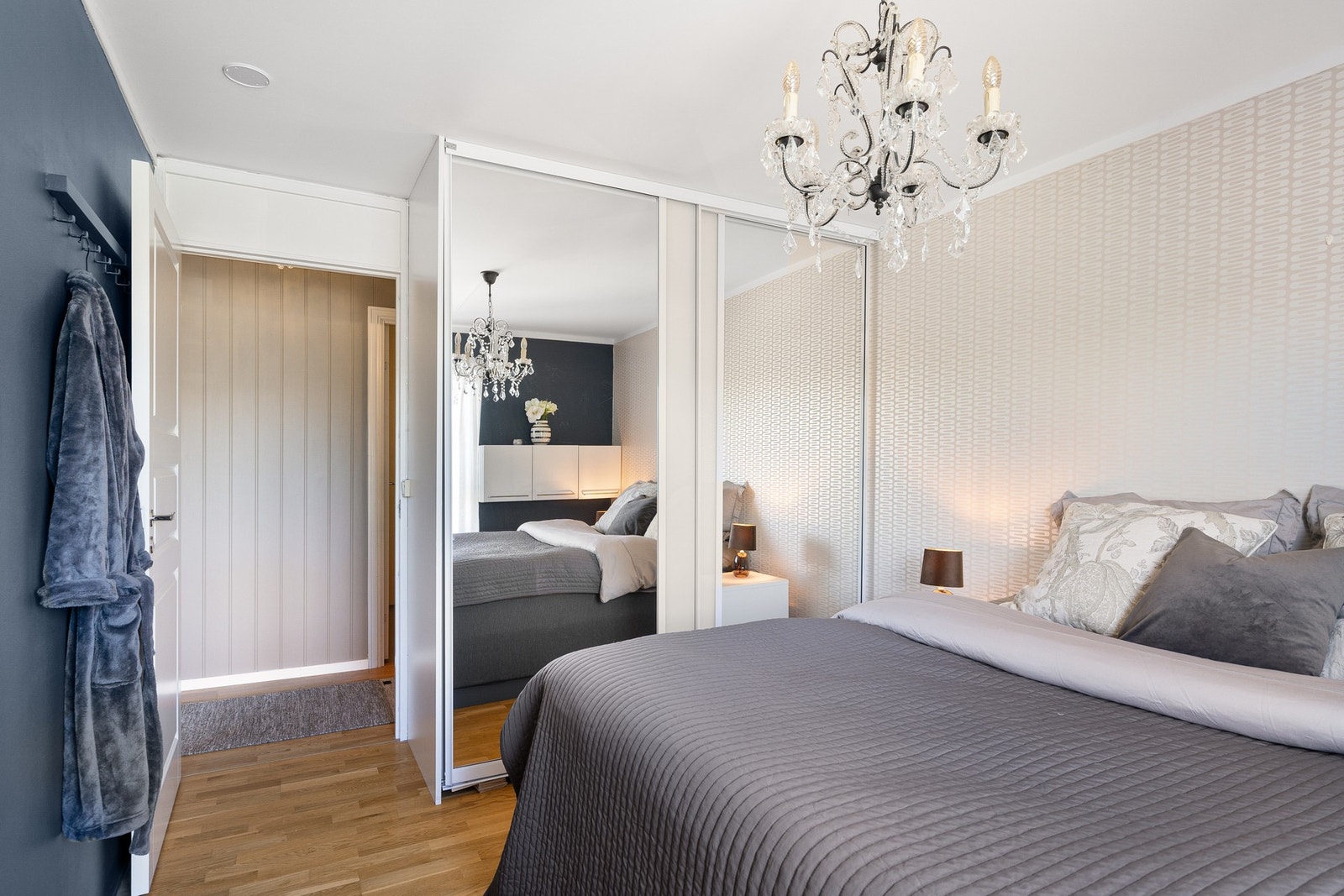 God plass til dobbeltseng og garderobeløsning. Galleribilde