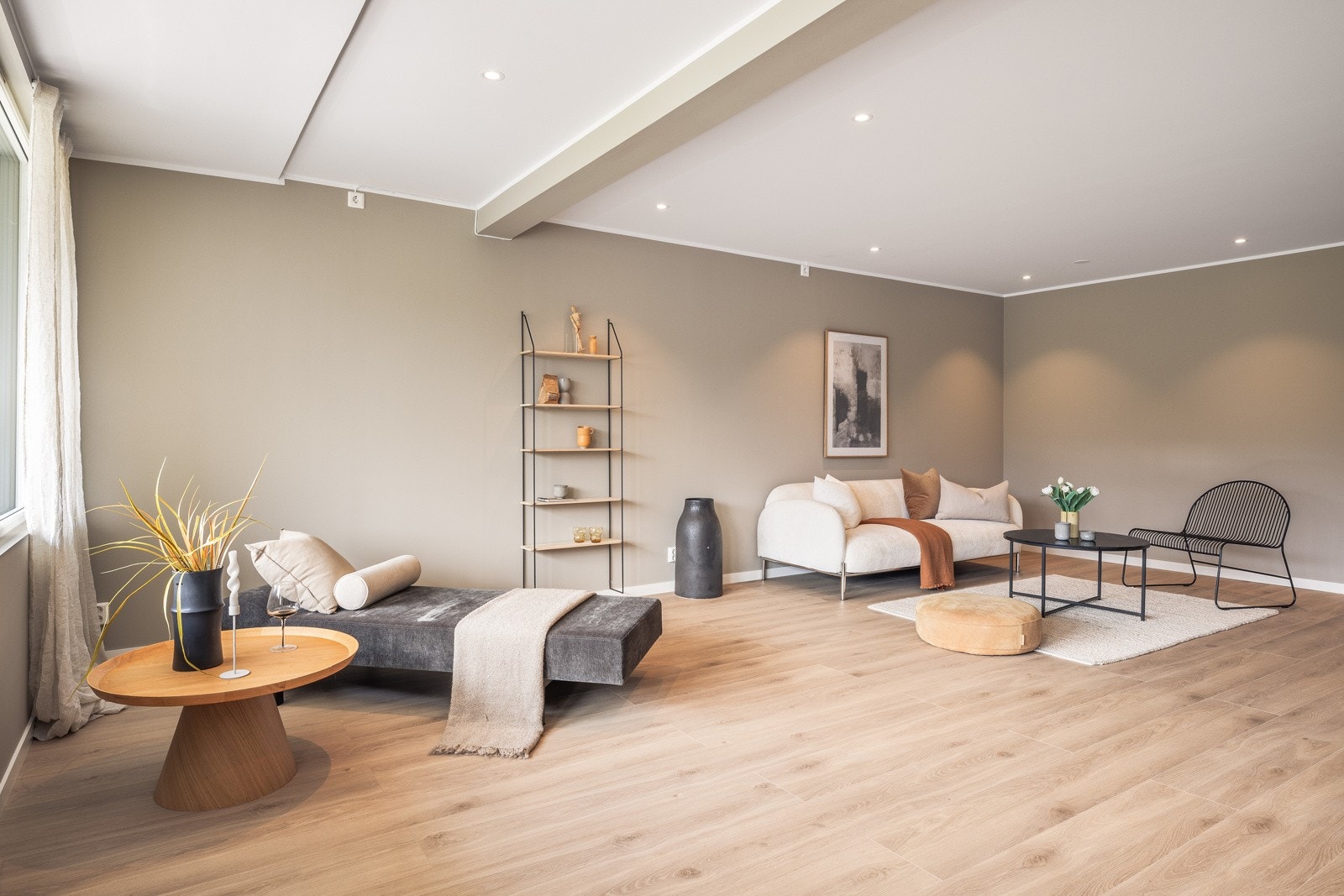 Den romslige størrelsen på stuen gir god plass til å innrede helt etter eget ønske Galleribilde