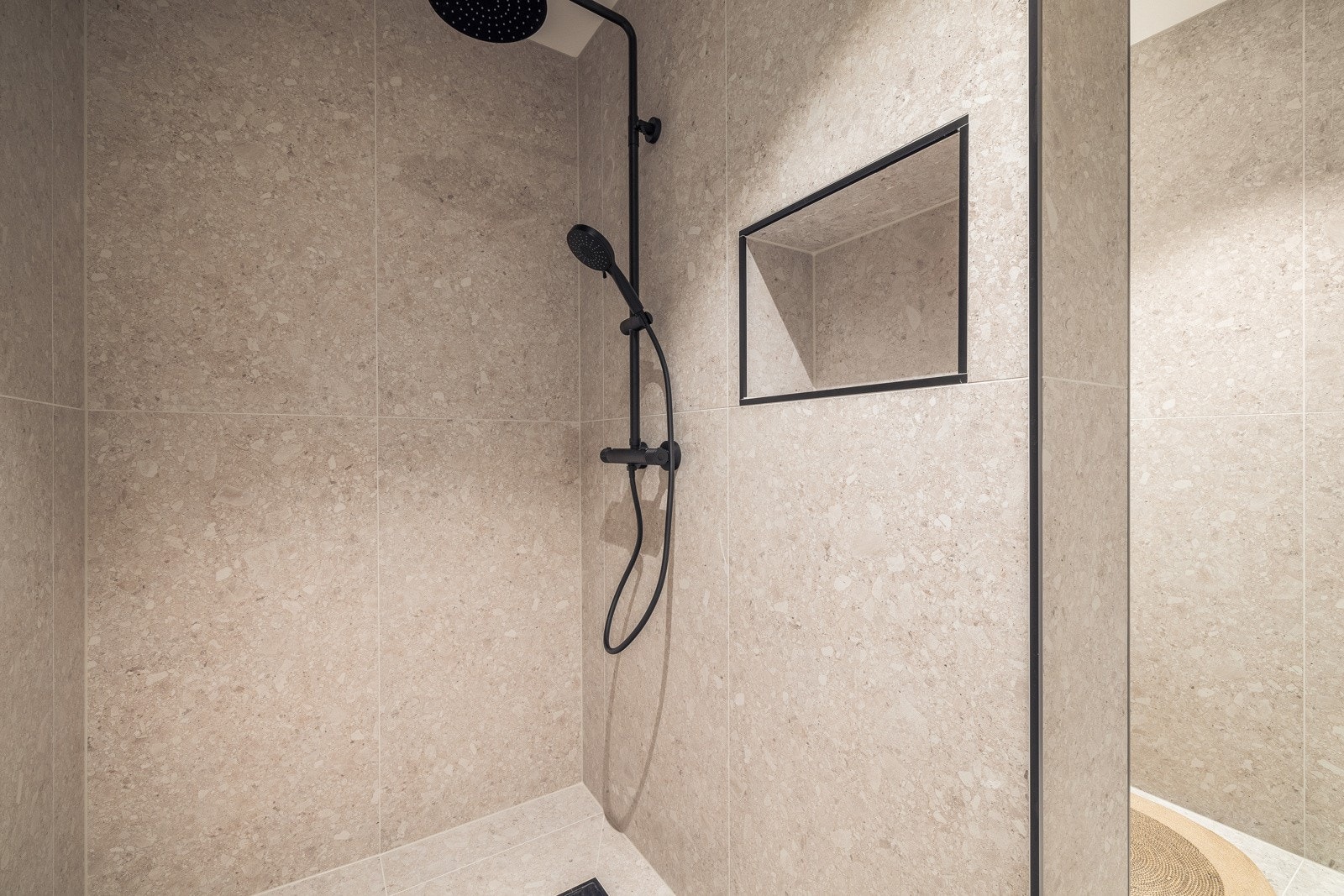 Keramiske fliser på gulv/vegger og malt platekledning i himling Galleribilde