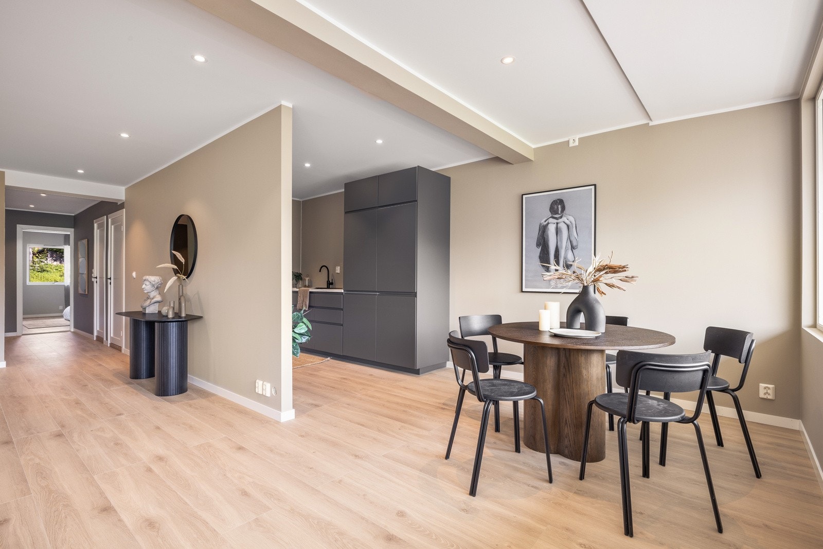 Praktisk åpen stue/kjøkkenløsning Galleribilde