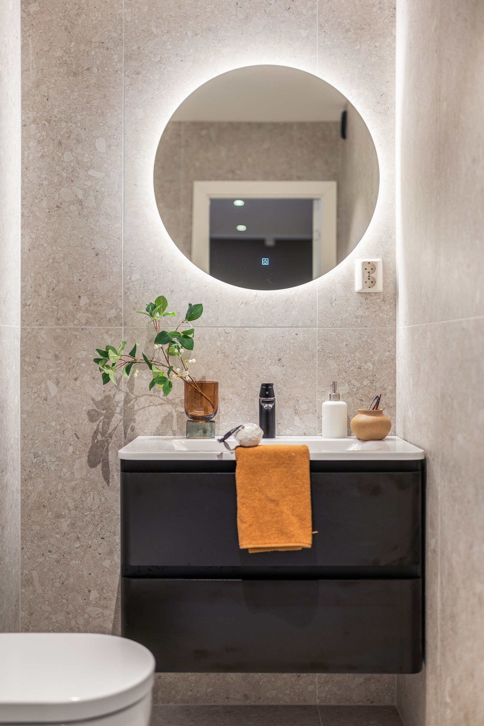 Badet inneholder servant med møblement/speil, belysning, vegghengt toalett og dsujgarnityr Galleribilde