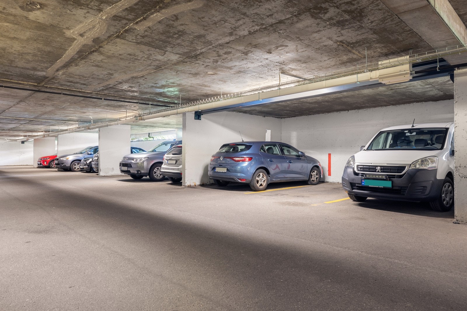 Fast parkering i garasje Galleribilde