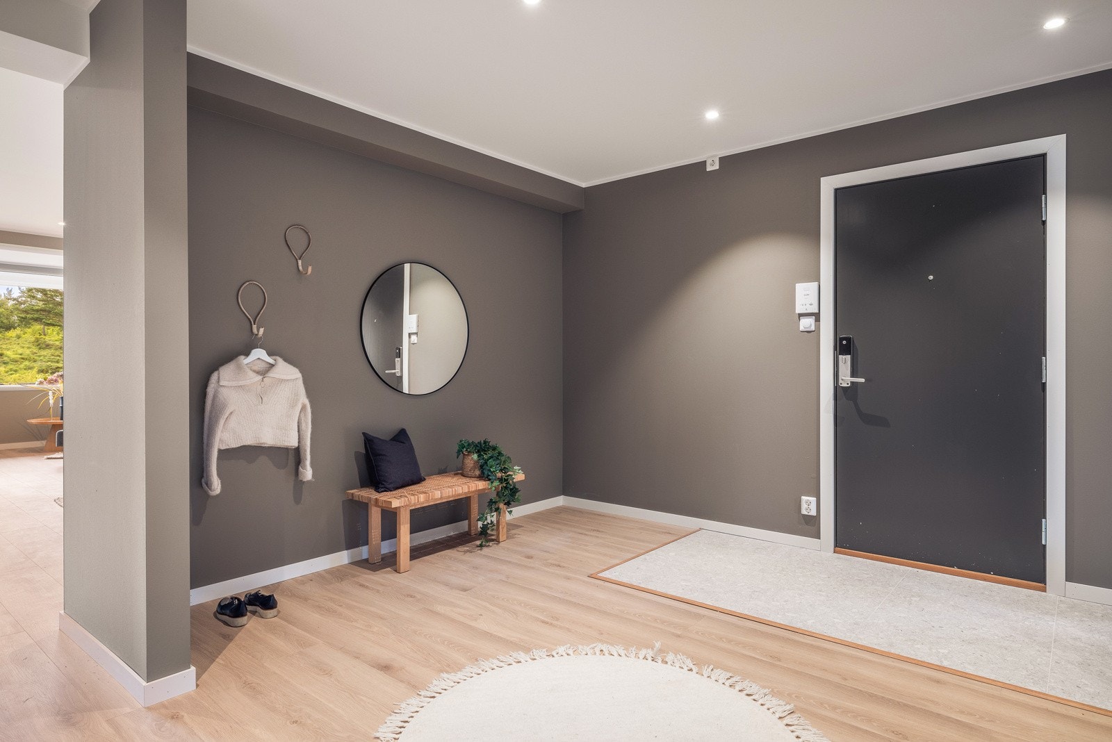 Velkommen inn i en romslig entre på hele 16,2 m² Galleribilde