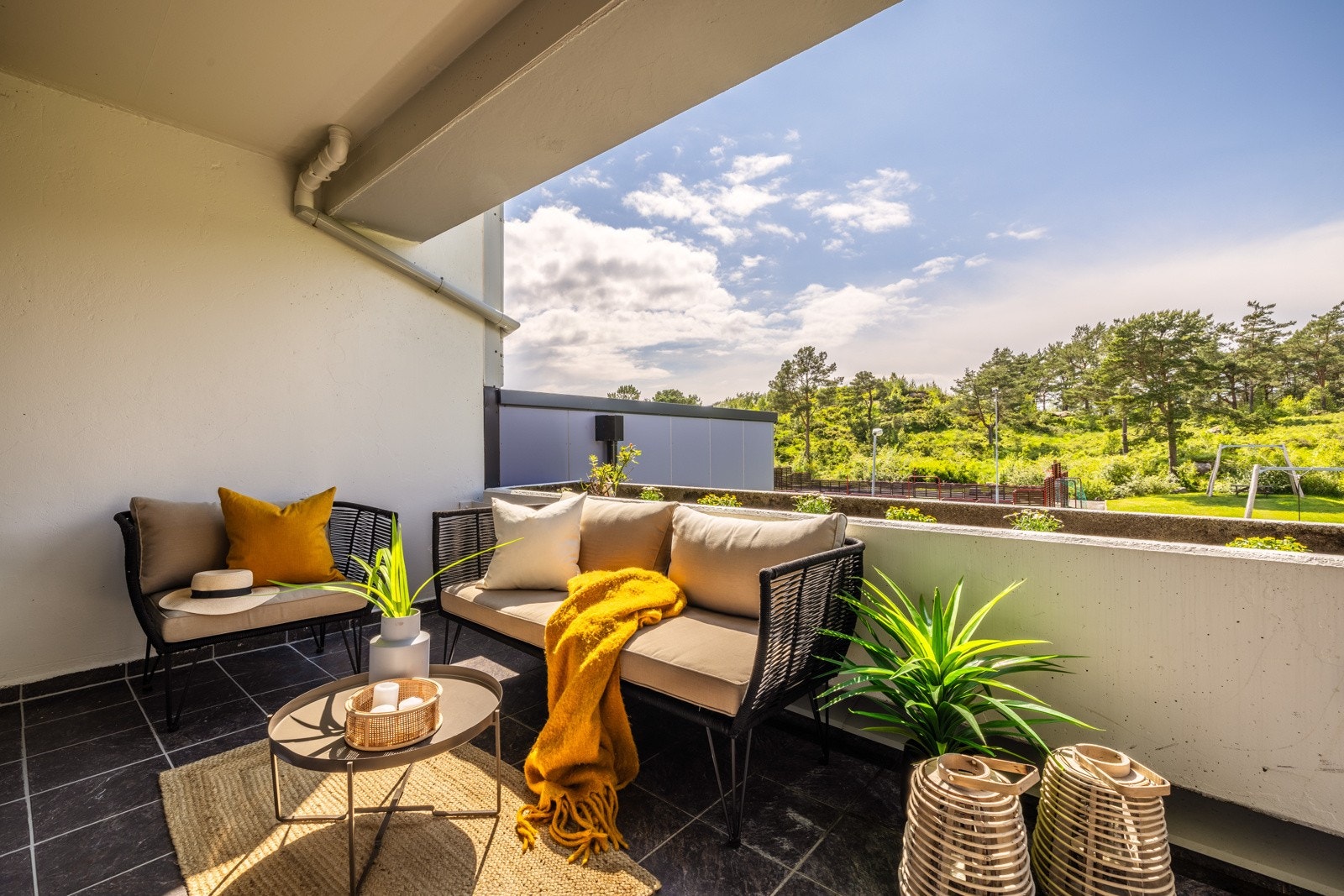 Herlig vestvendt terrasse på 13.7m² med utgang fra stue Galleribilde