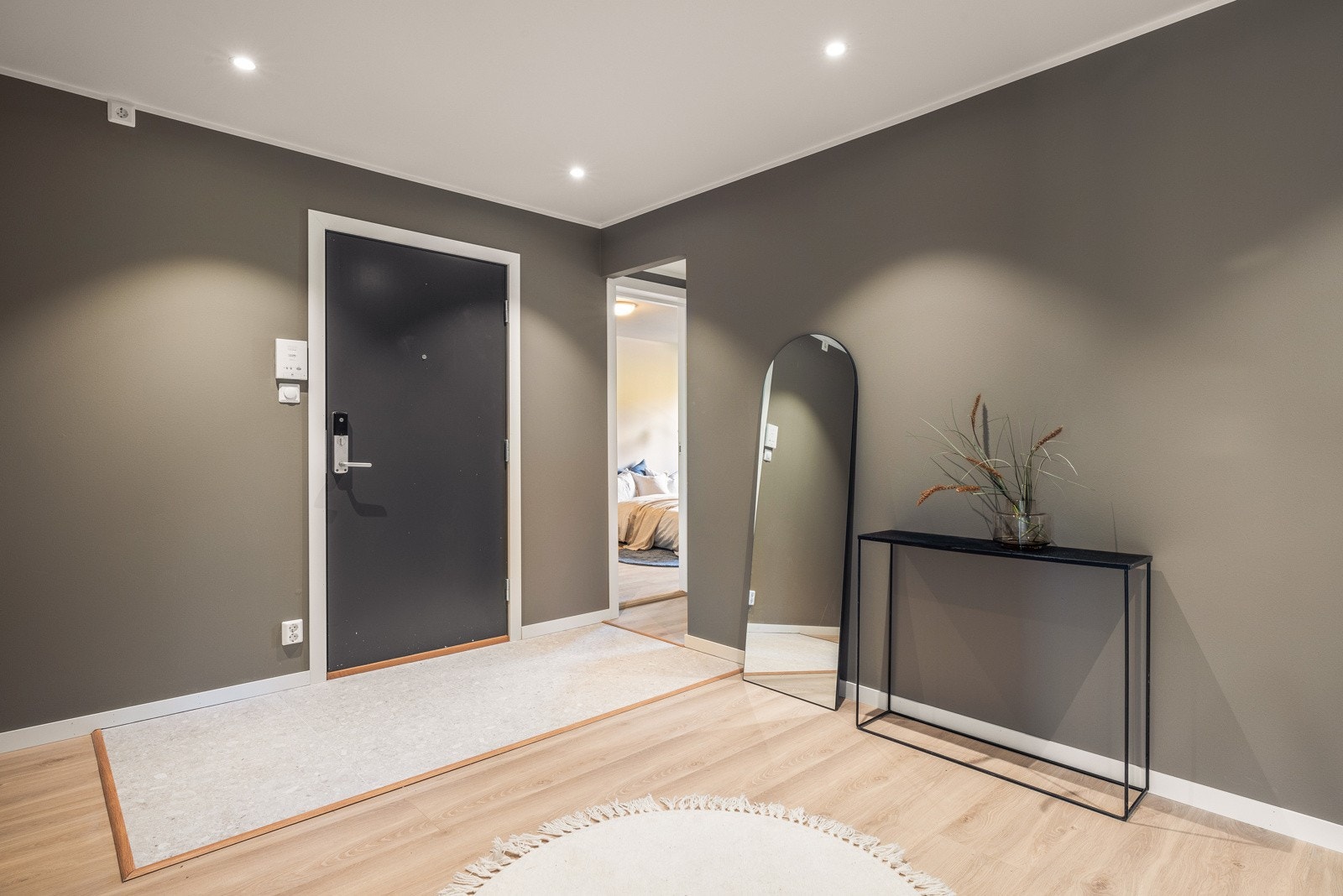 God plass til å ta av seg sko og henge av seg yttertøyet Galleribilde