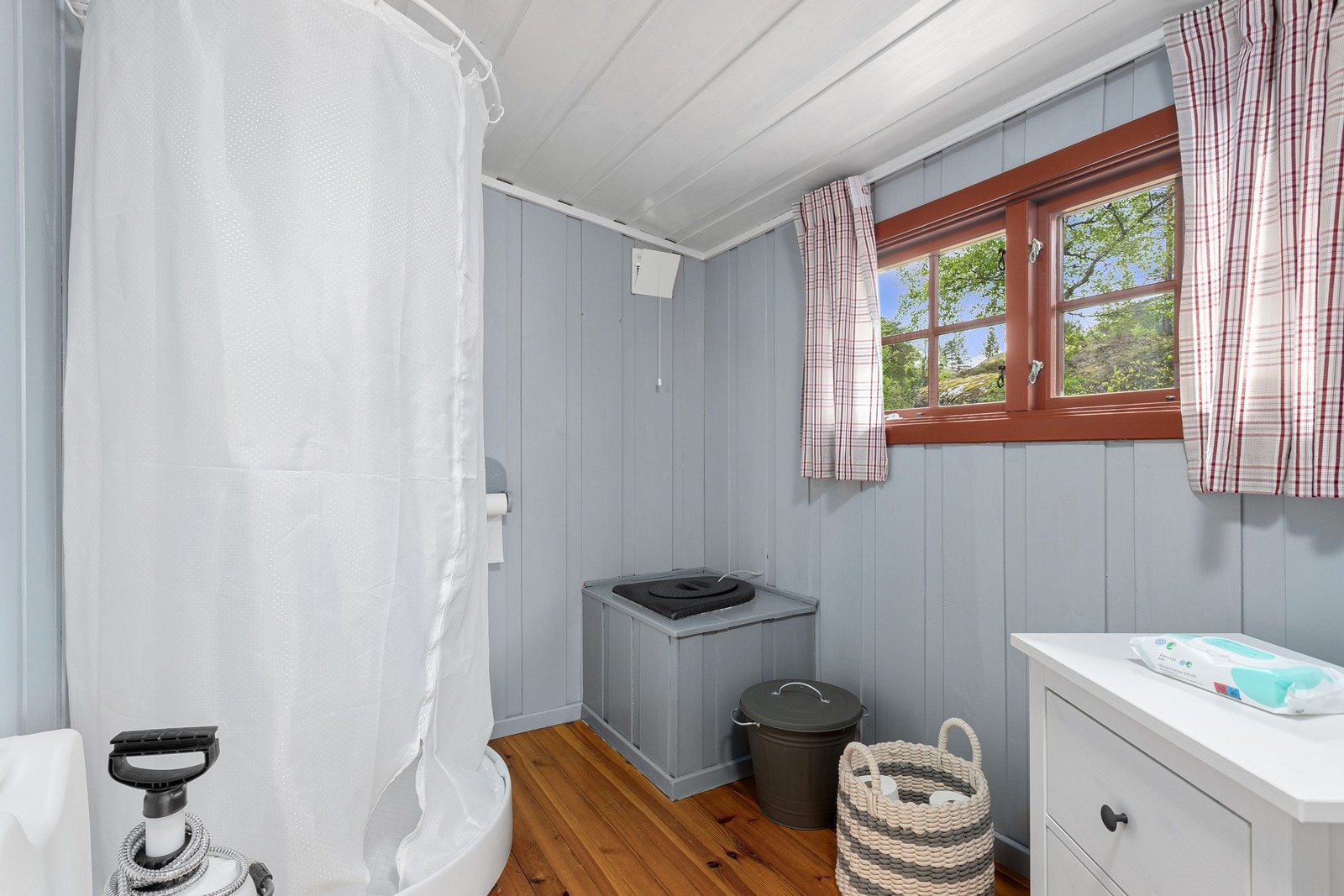 Med utvendig adkomst har hytta en praktisk utedo/dusjrom. Galleribilde