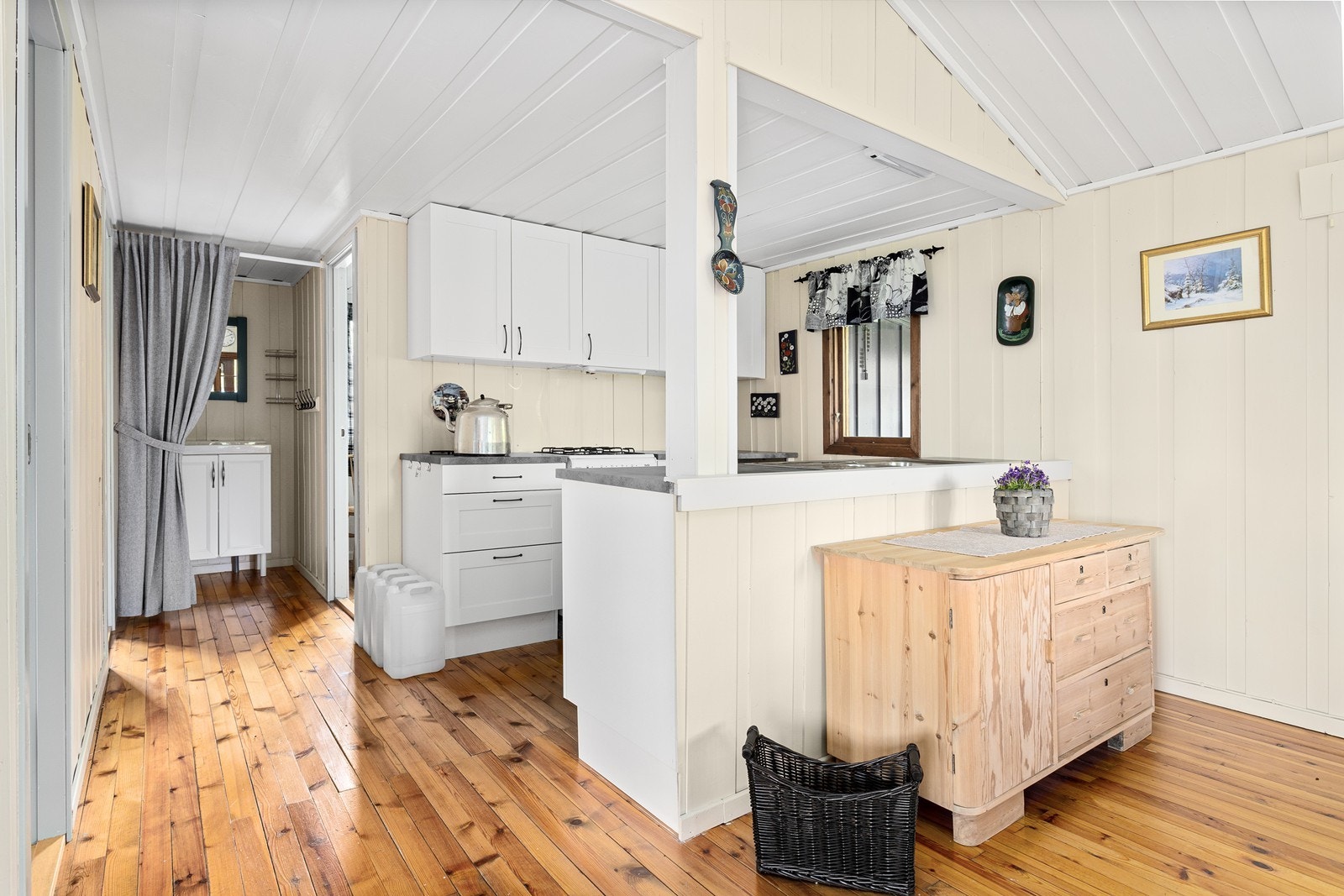 Kjøkkenet har lyse, profilerte fronter og benkeplate i laminat. Galleribilde