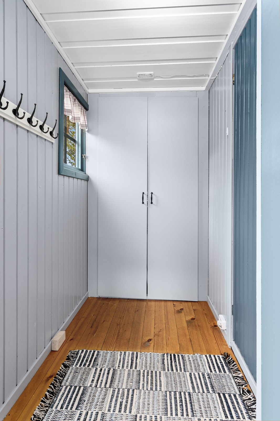 Velkommen inn! I entré er det plass til å henge fra seg yttertøy. Galleribilde