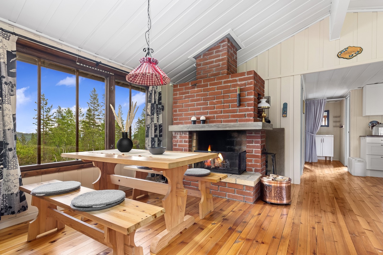 Store vindusflater slipper inn godt med naturlig dagslys. Galleribilde