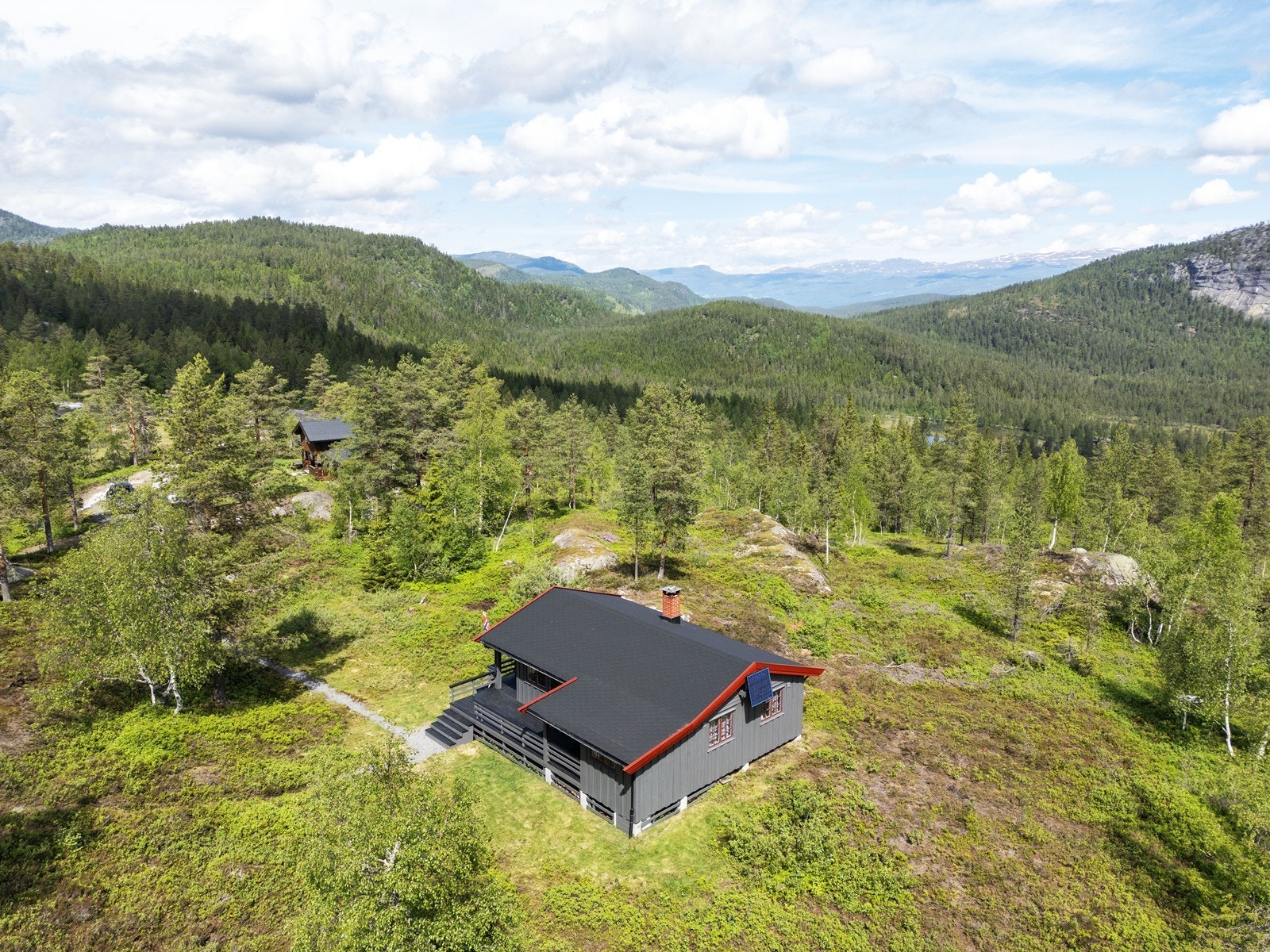 Koselig hytte med skjermet beliggenhet i populært område. Galleribilde
