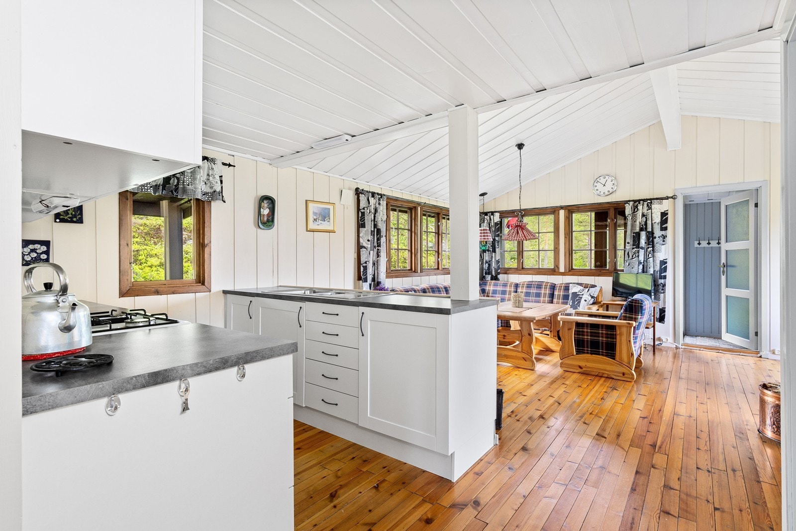 Hytta varmes opp med ved og det er montert en vedovn og en åpen peis i stue. Galleribilde