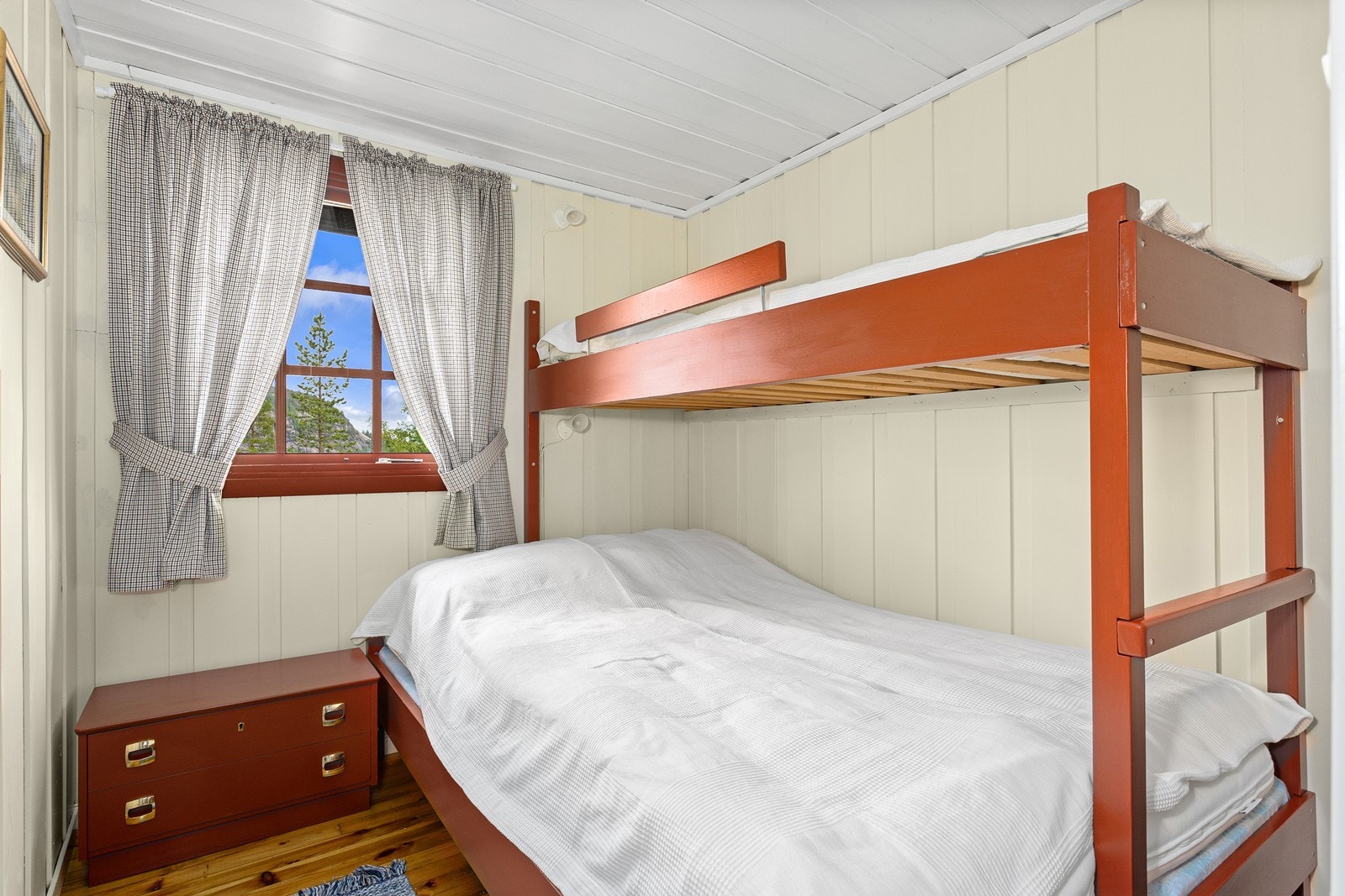 Soverom nr. 2 er malt i lyse farger og innredet med køyeseng. Galleribilde