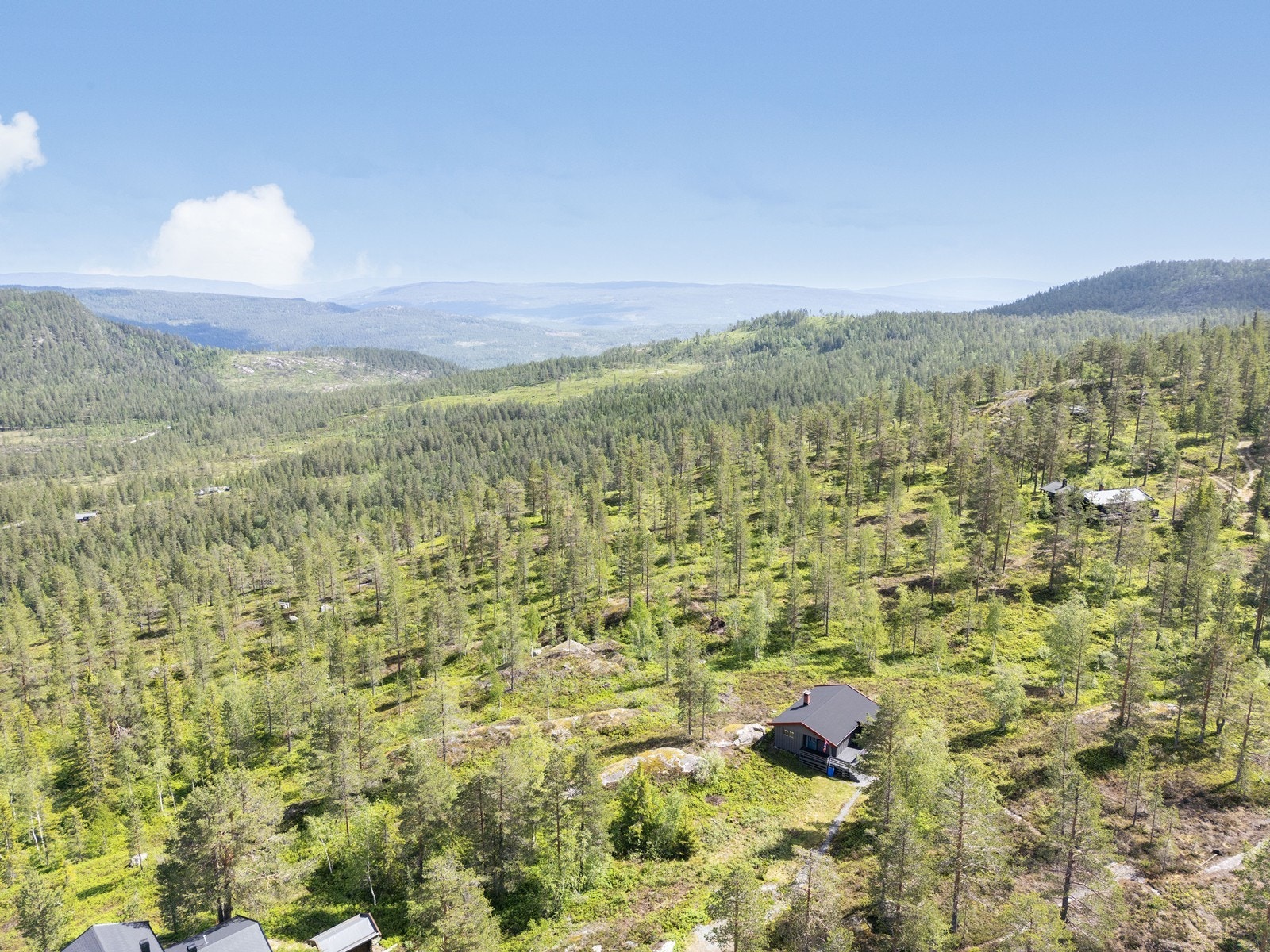 Området har spredt bebyggelse og flott natur Galleribilde