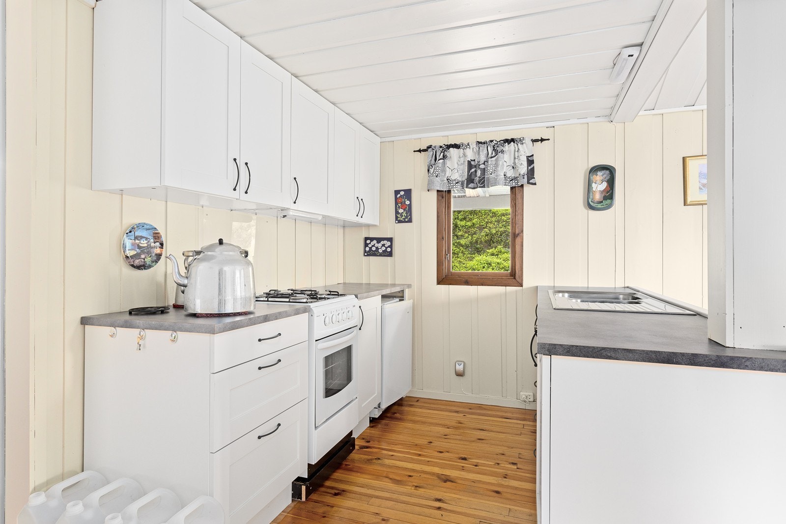 Avsatt plass til hvitevarer og gode arbeidsflater. Galleribilde