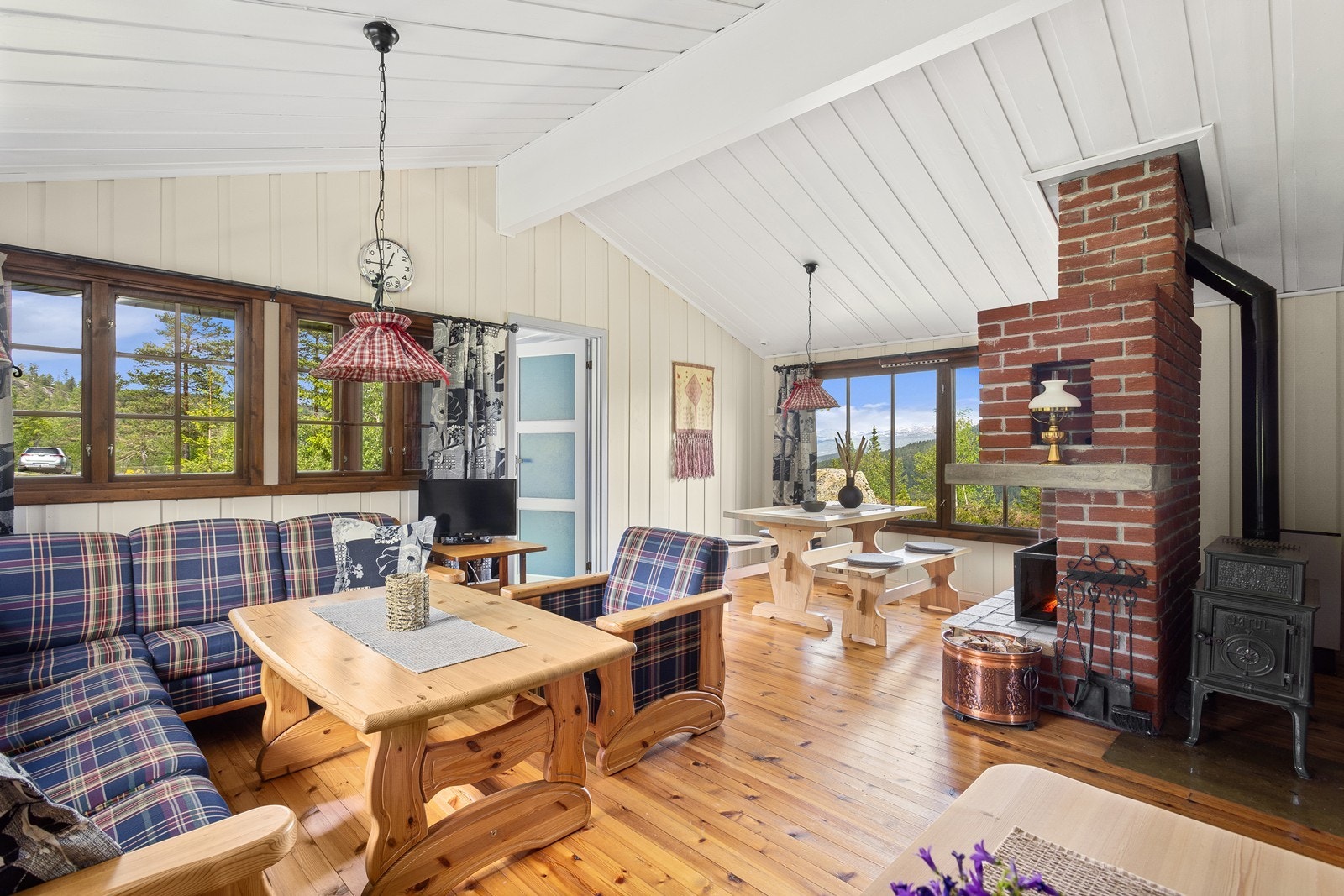 Stuen har god plass til møblering av både sitte- og spisegruppe. Galleribilde