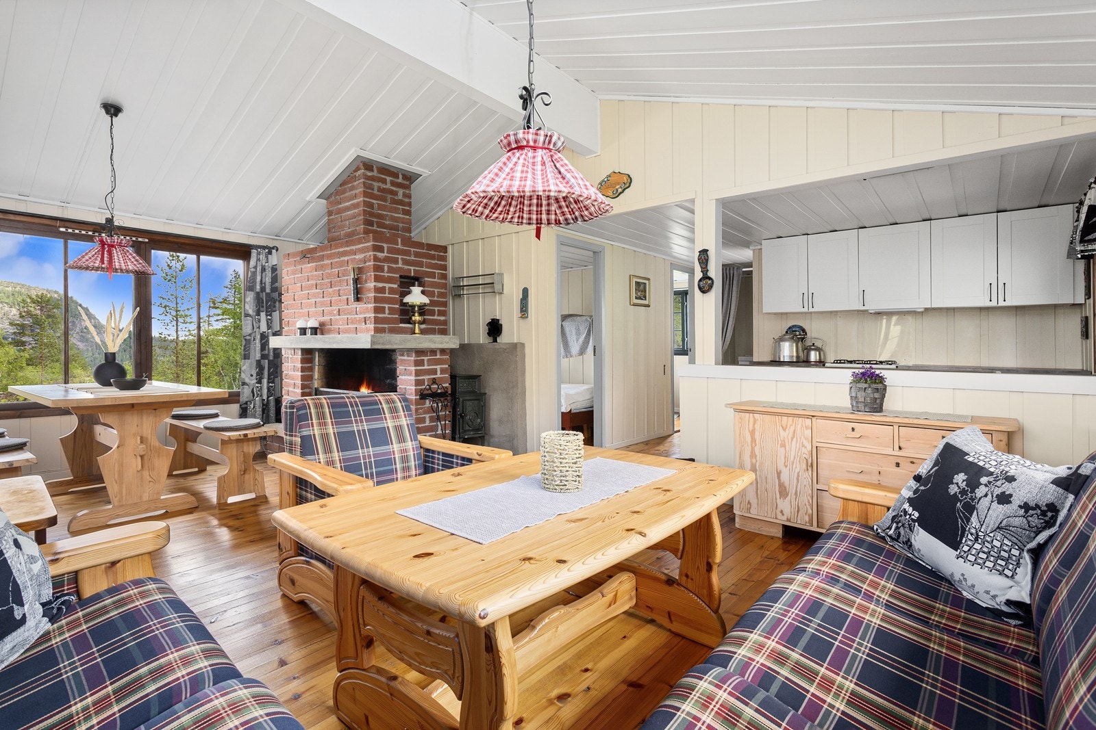 Hytta har en åpen stue- og kjøkkenløsning med god takhøyde. Galleribilde