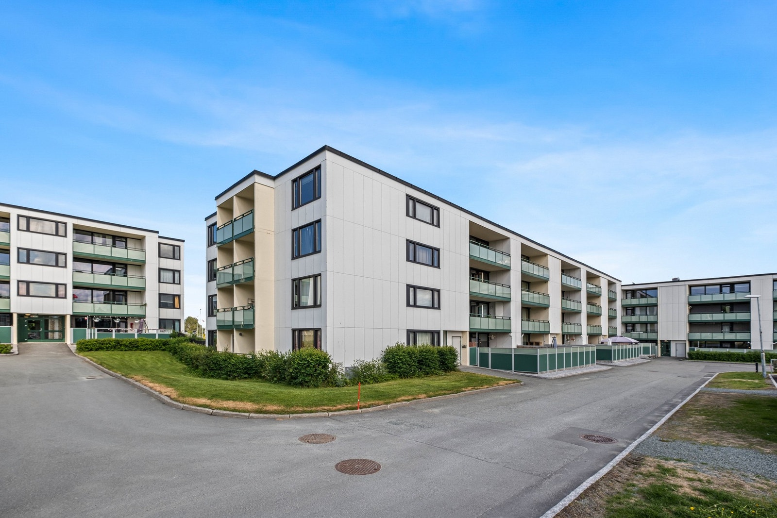 Leiligheten ligger i et meget populært område kun 15 minutter til Trondheim sentrum. Umiddelbar nærhet til butikk og metrobuss. Galleribilde