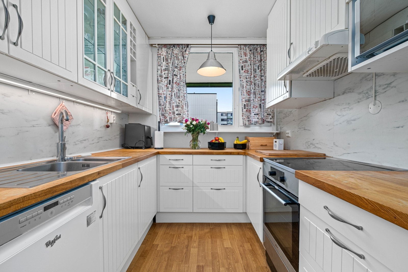 Kjøkkenet har godt med skap- og benkeplass. Galleribilde