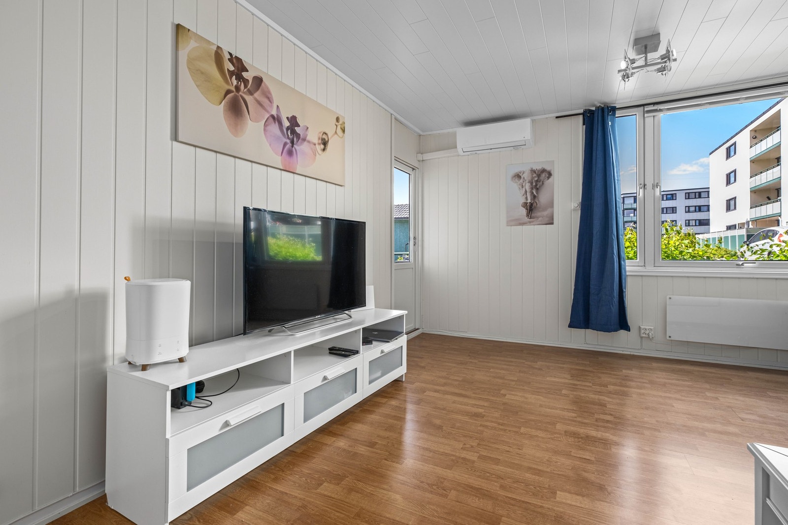 Stuen fikk installert varmepumpe i 2021. Den holder en stabil temperatur og har en kjølende funksjon på det ekstra varme sommerdagene. Galleribilde