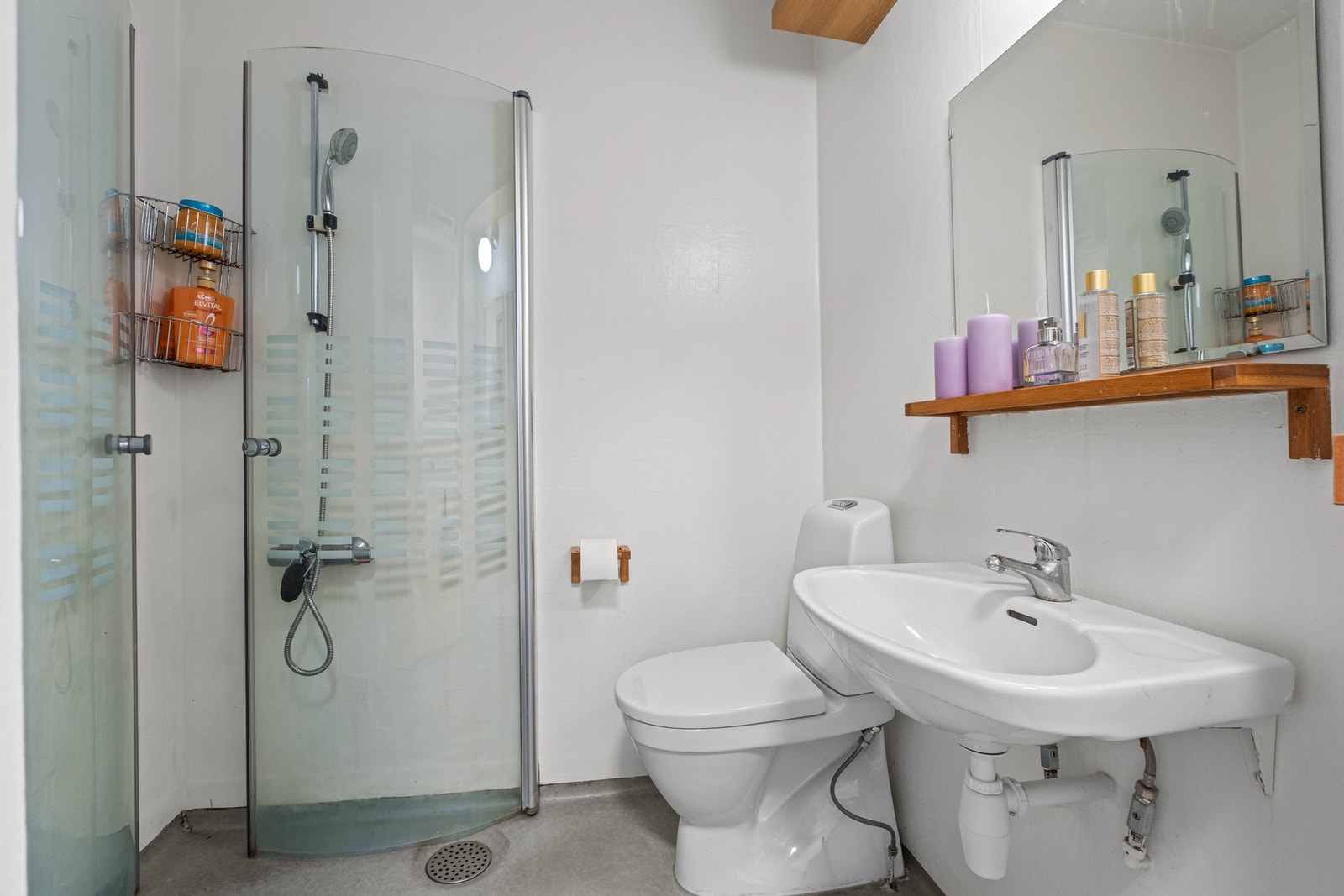 Vinylbelegg på gulv, malt tapet på vegg og malt betonghimling. Galleribilde