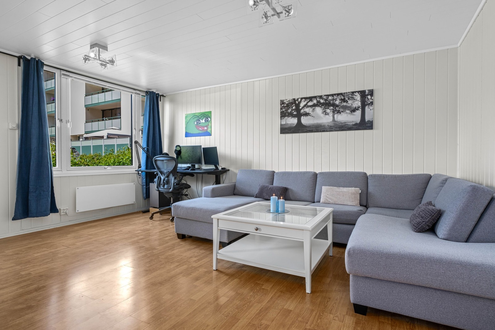 Det er laminat på gulv, malte panelplater på vegger og malt betonghimling. Galleribilde