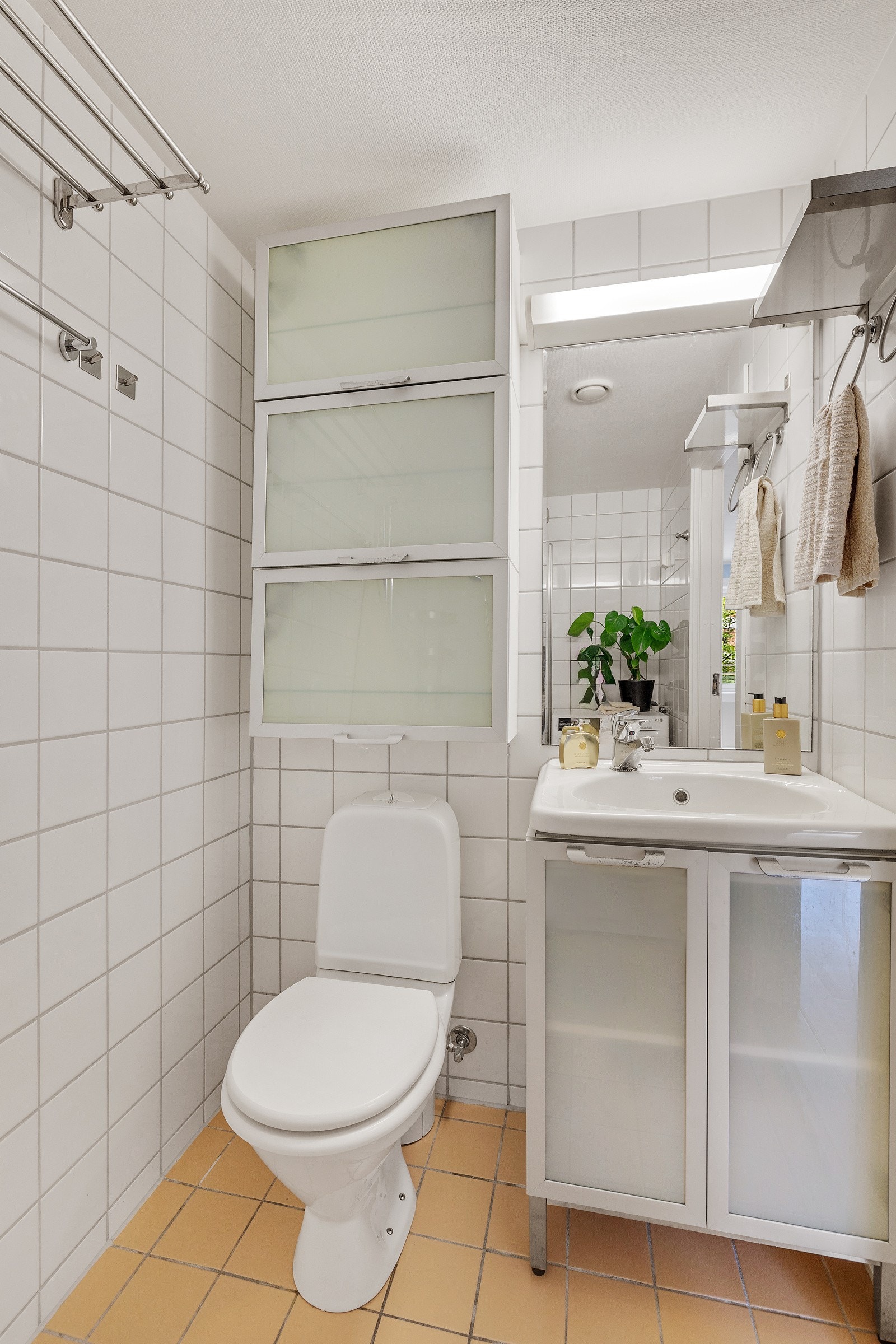 Det er fine og praktiske oppbevaringsløsninger på badet. Galleribilde