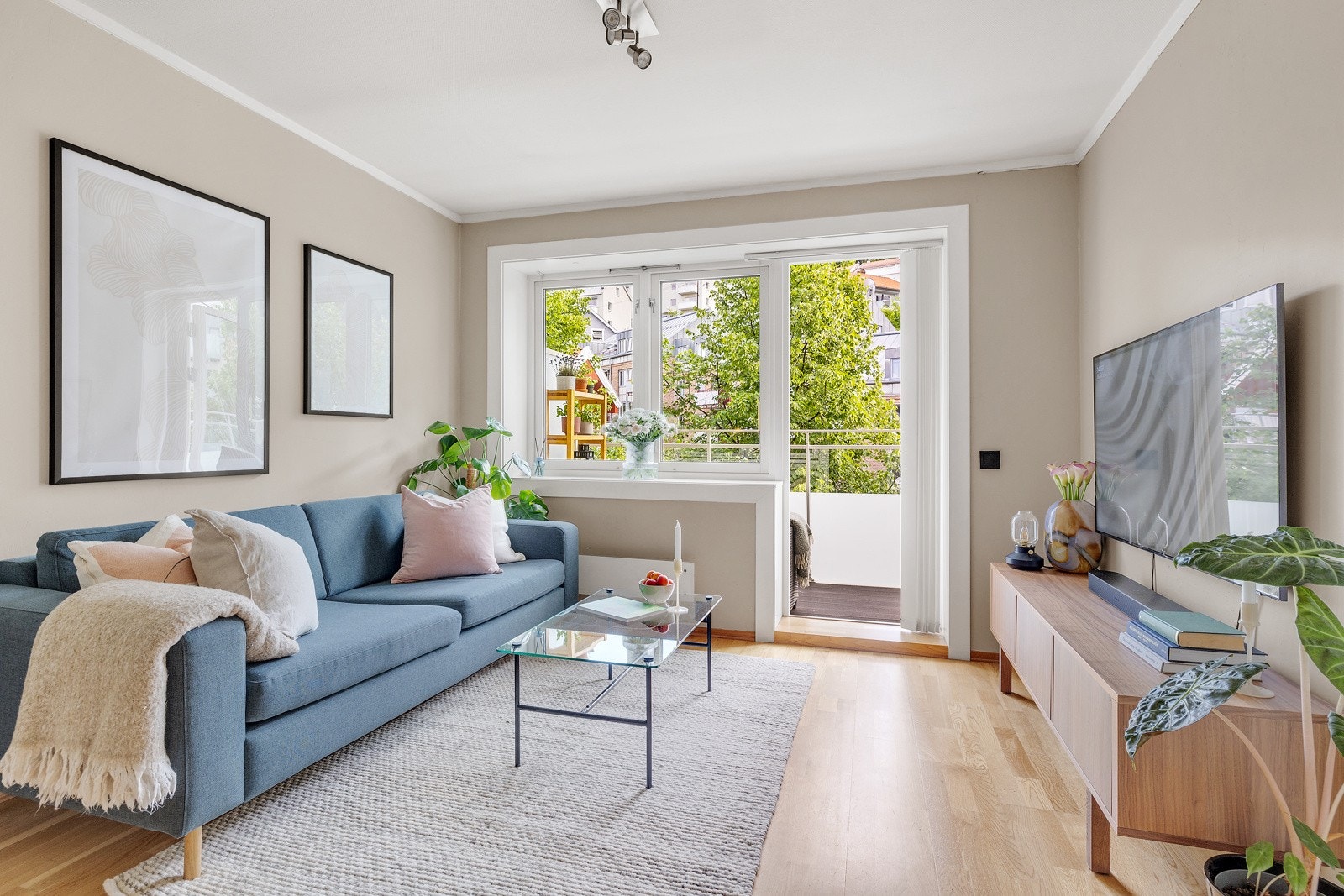 Stuen har god plass til å innrede med sofagruppe, bord og mediemøbler. Galleribilde