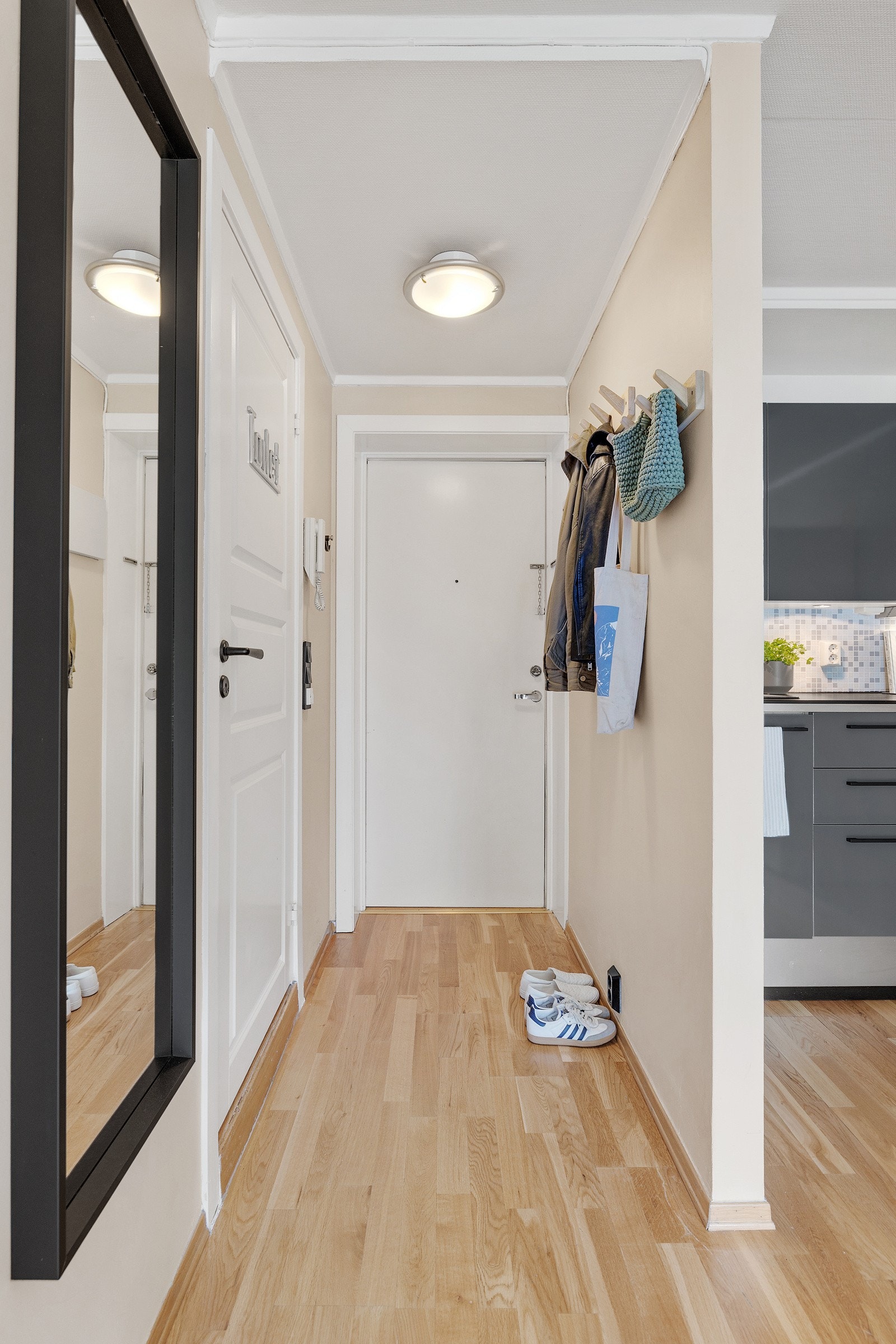 Leiligheten har entré med mulighet for egne garderobeløsning. Galleribilde