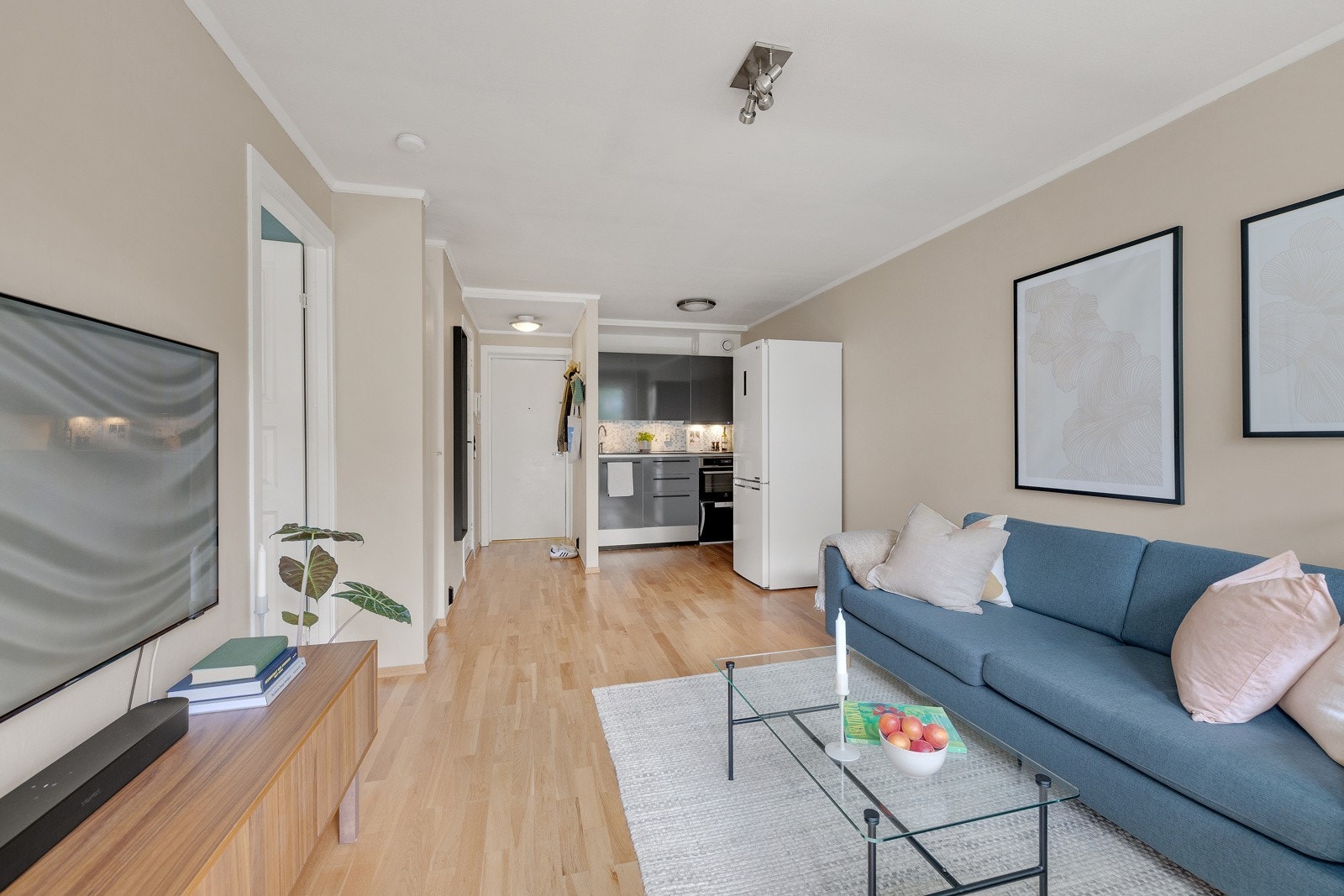 Leiligheten har en åpen løsning mellom stue og kjøkken. Galleribilde