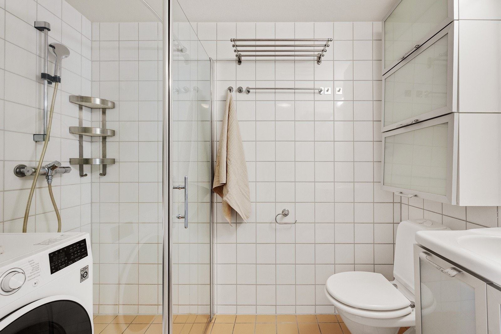 Badet er flislagt på vegger og gulv med elektriske varmekabler. Galleribilde