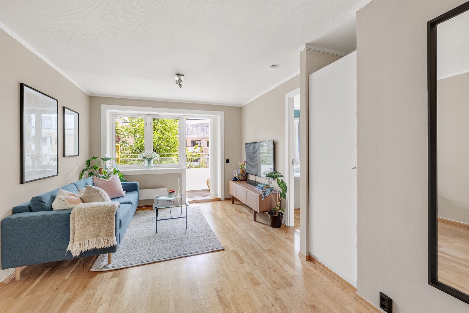 Det slippes inn godt med naturlig lys fra vindusflatene. Galleribilde