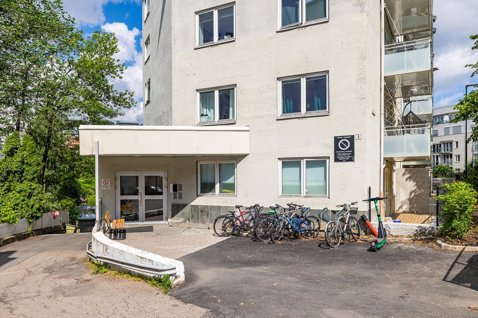 Koselig inngangsparti til borettslaget. Galleribilde