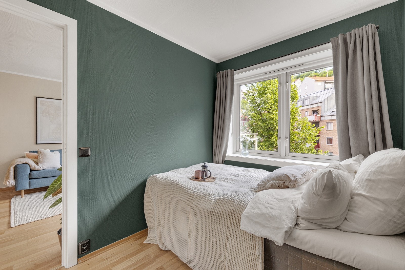 Det er et romslig soverom i leiligheten med tilkomst fra stuen. Galleribilde