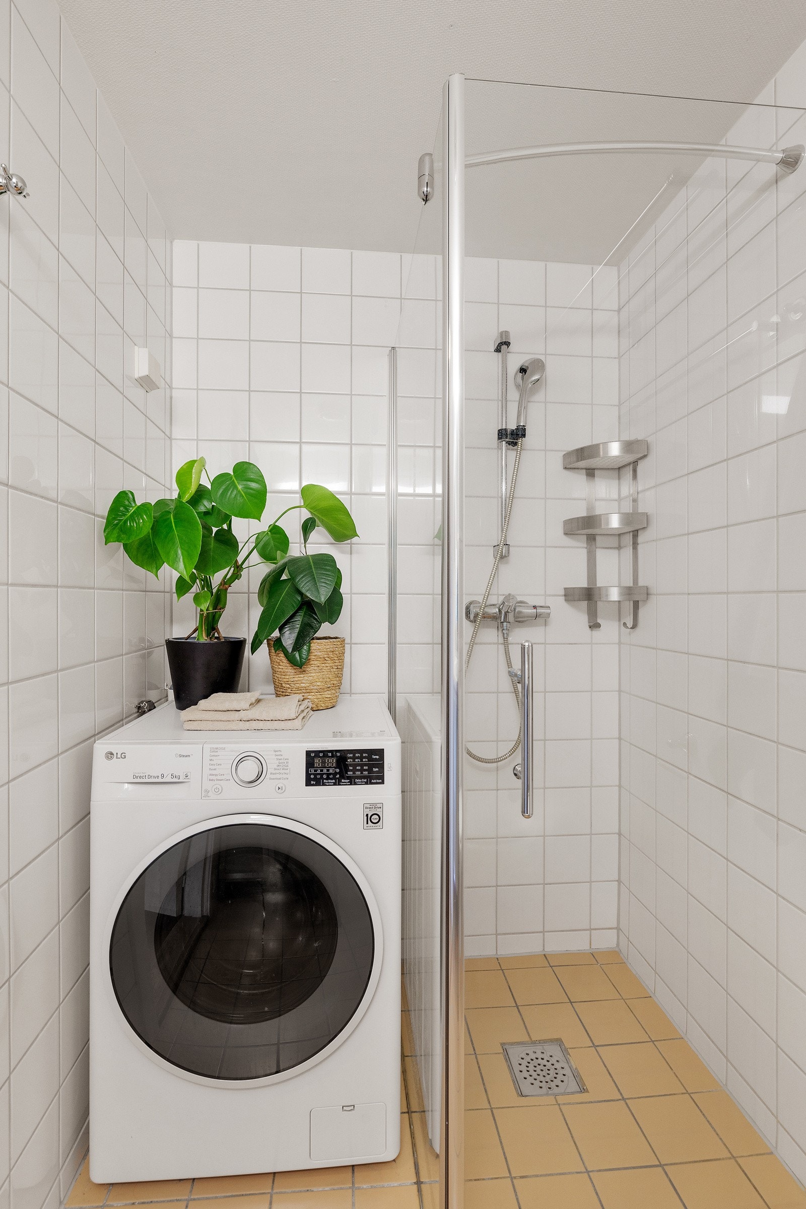 Badet har eget dusjhjørne med svingbar glassdør, samt opplegg for vaskemaskin. Galleribilde