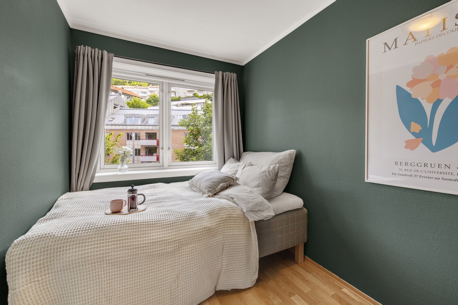 Det er god plass til dobbeltseng og nattbord Galleribilde