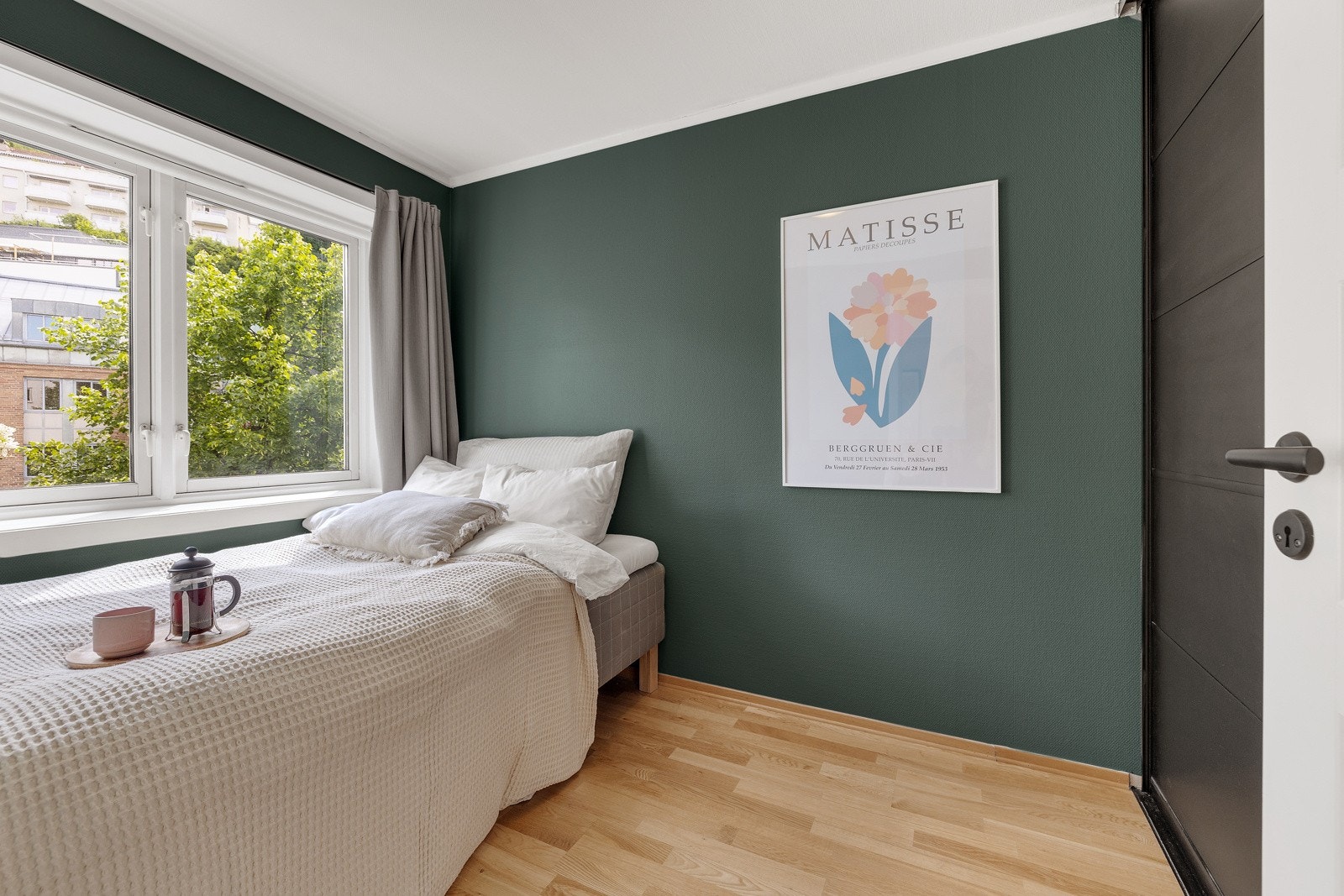 Leiligheten har eget soverom med en lun og delikat farge på veggene. Galleribilde