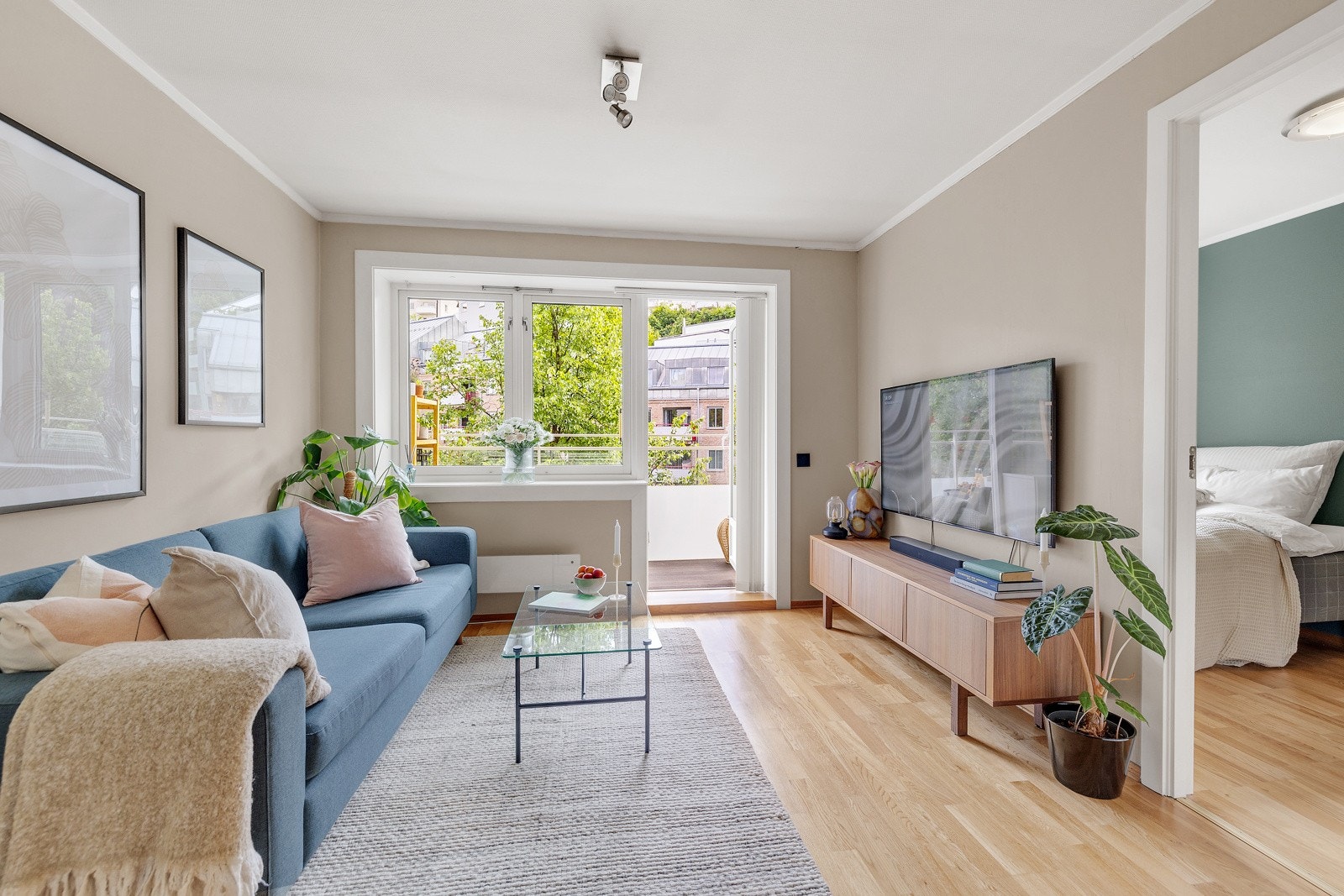 En lys og moderne 2-roms leilighet med god standard og egen balkong på Ekebergskrenten. Galleribilde