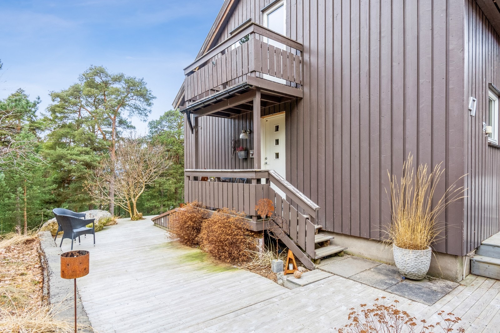 Boligen har flere uteplasser som strekker seg rundt huset. Galleribilde