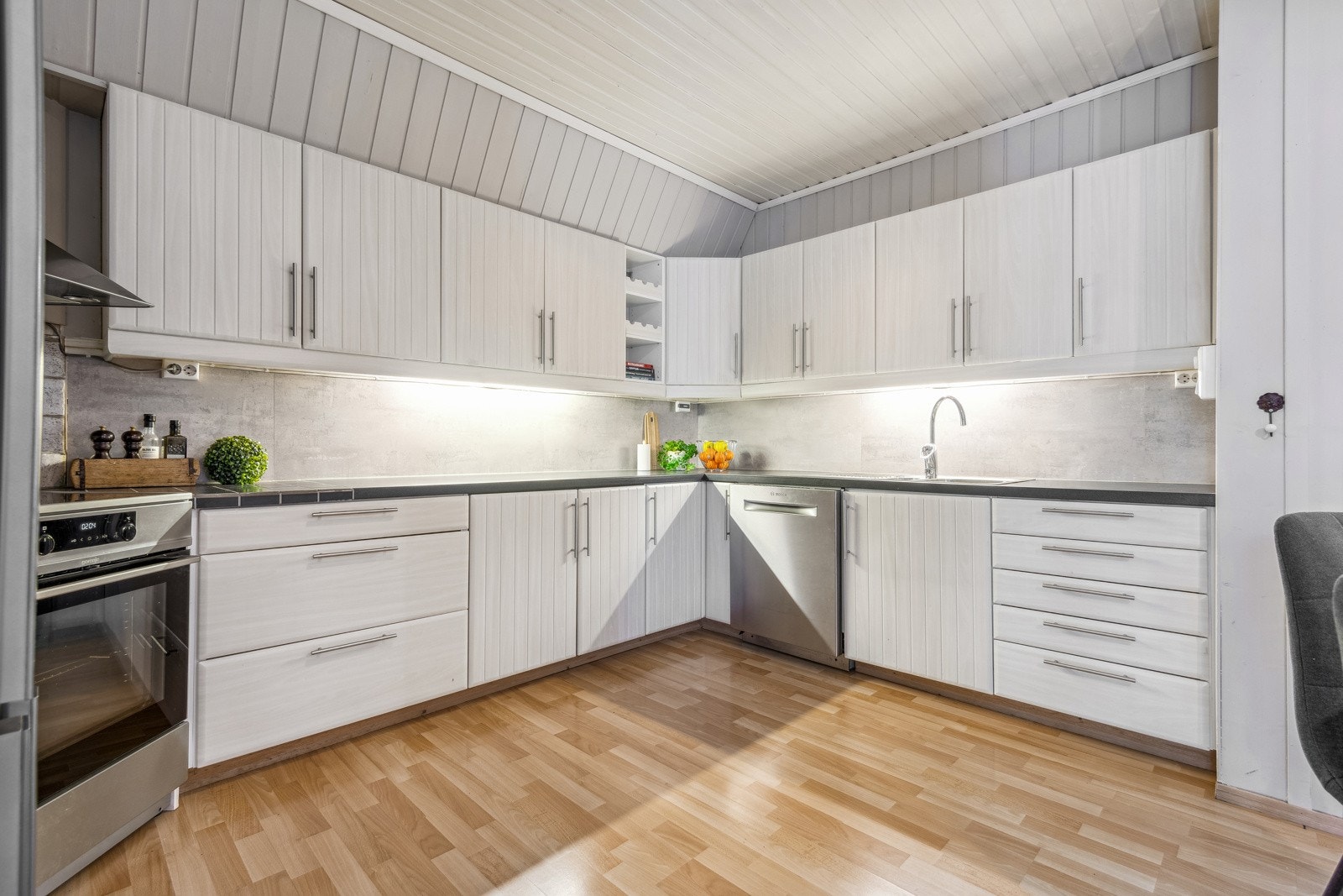 Det er godt med skap- og benkeplass på kjøkkenet. Galleribilde