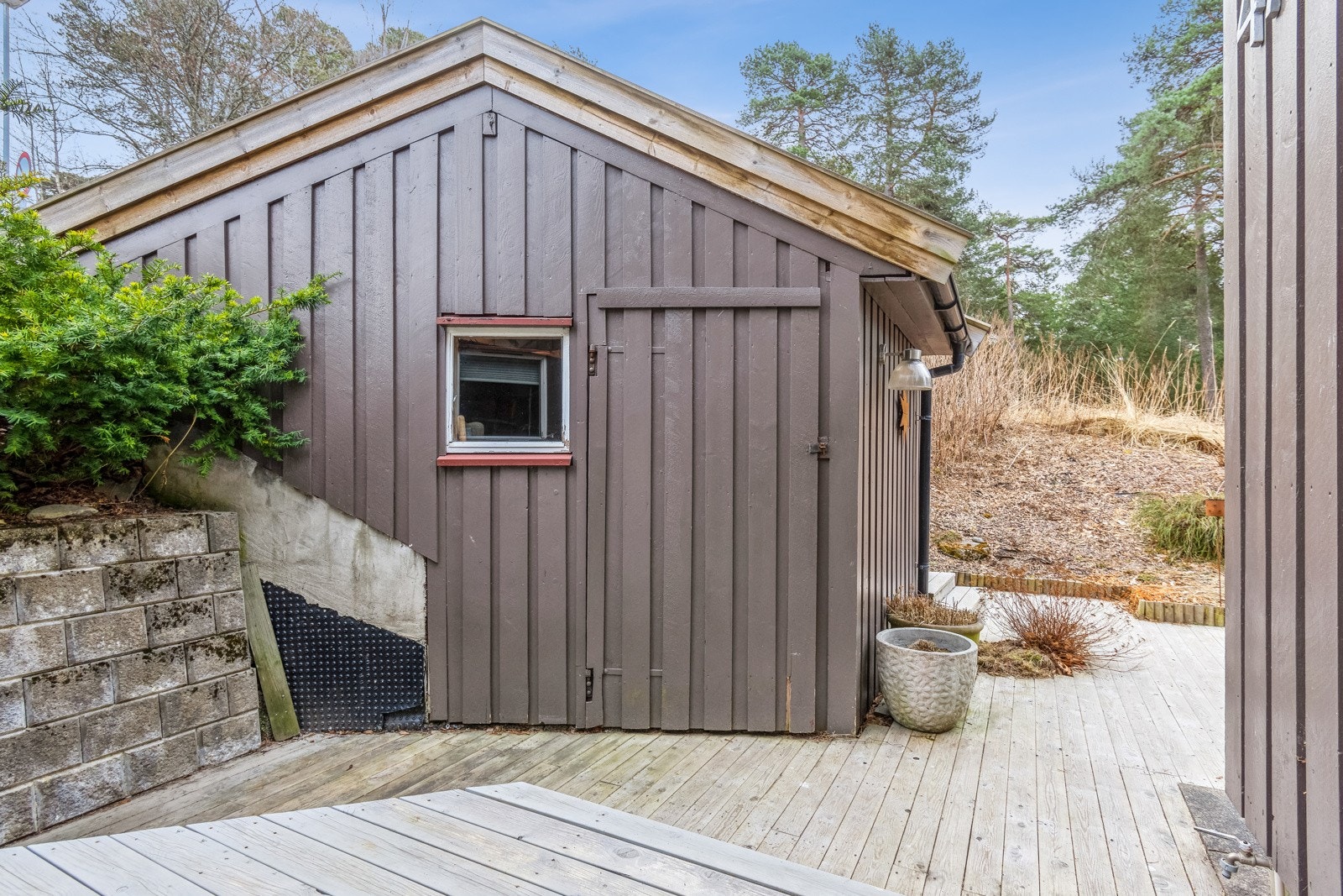 Ved huset er det em stor utebod med mye lagringsplass. Galleribilde